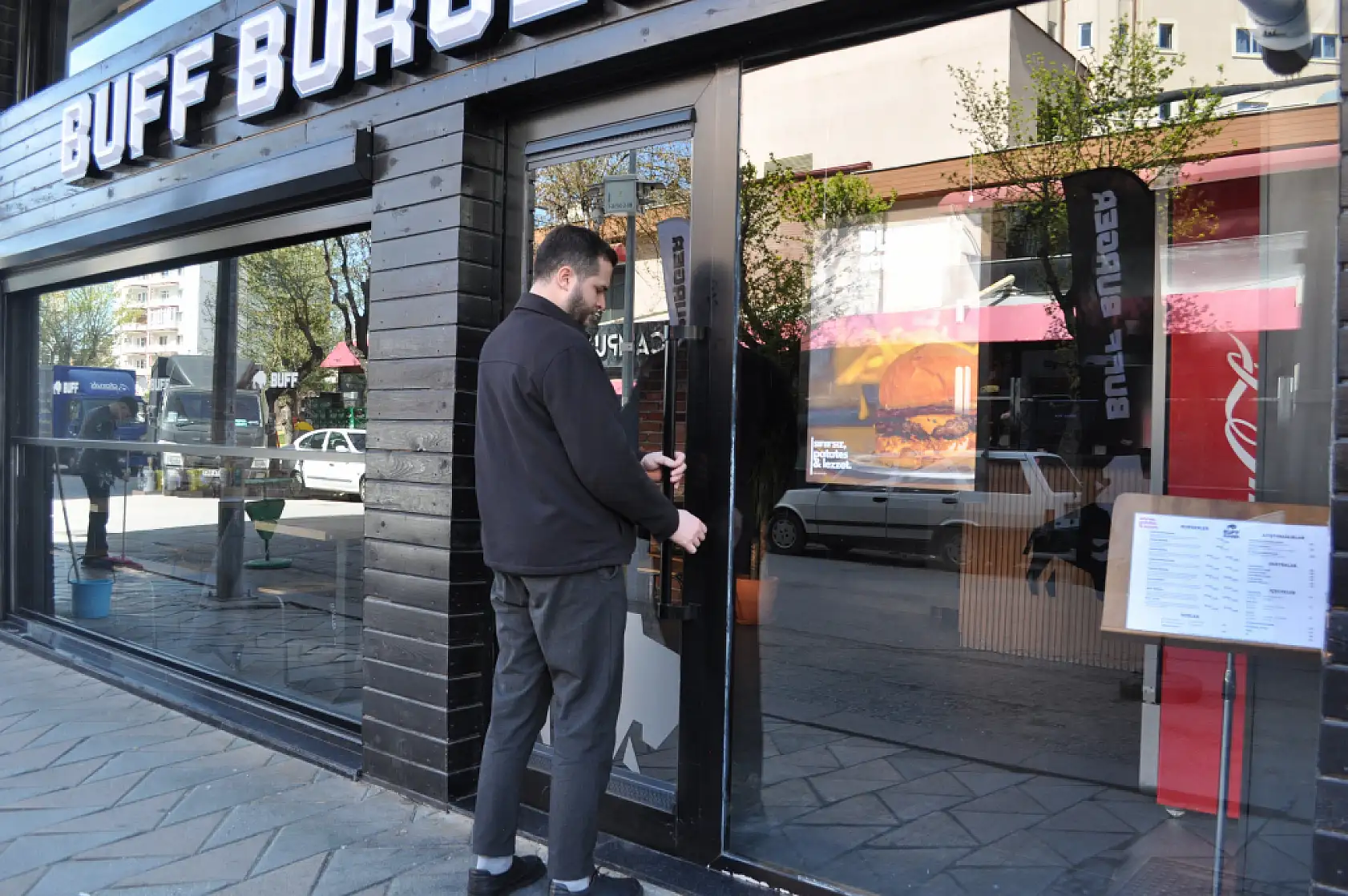 Milyonlarca borcu olan işletme sahibi içerisinde bulunduğu durumu mizaha vurdu