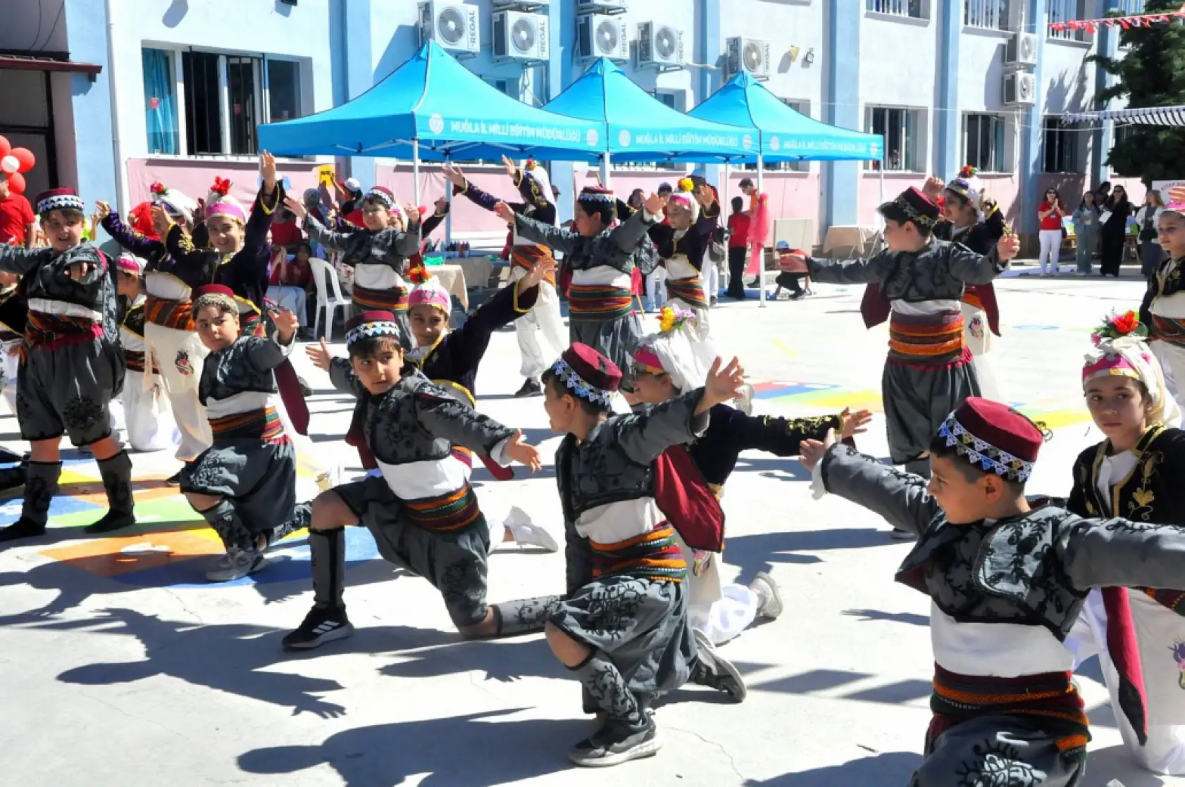 Gelenekten geleceğe Muğla'da renkli çocuk şenliği