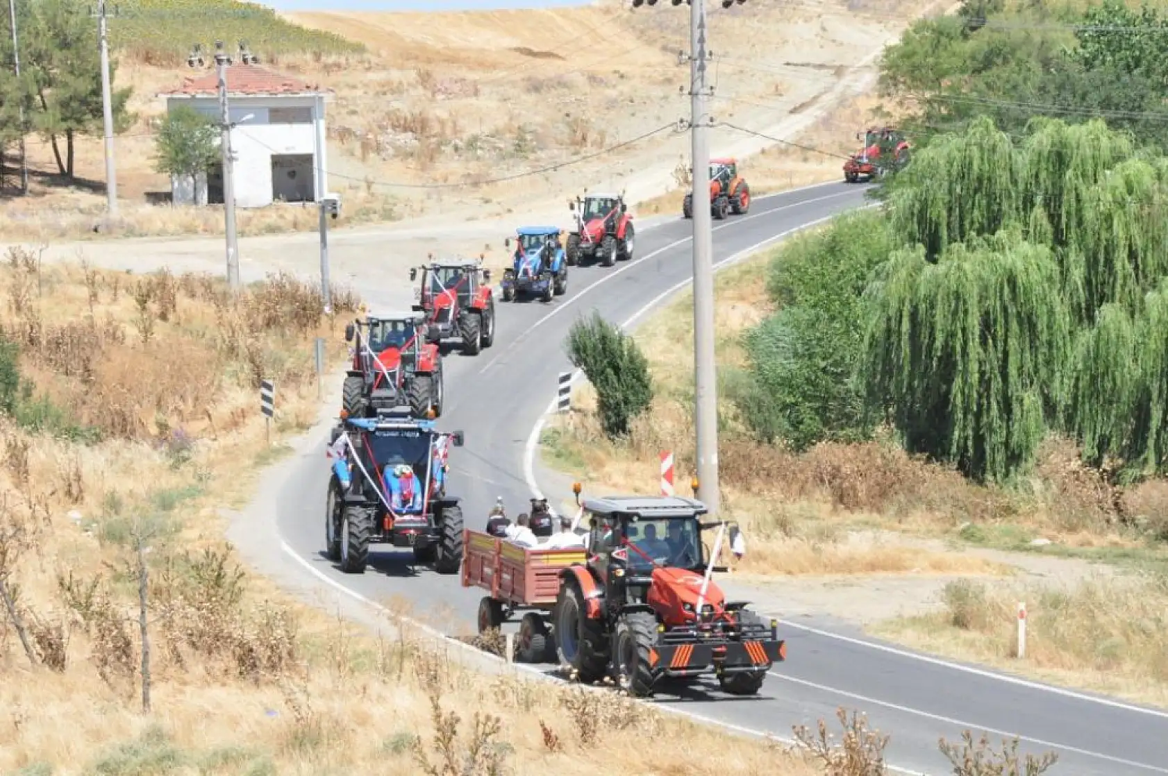 Gelin Arabası Yerine Traktör! 50 Araçlık Düğün Konvoyu Sosyal Medyayı Salladı