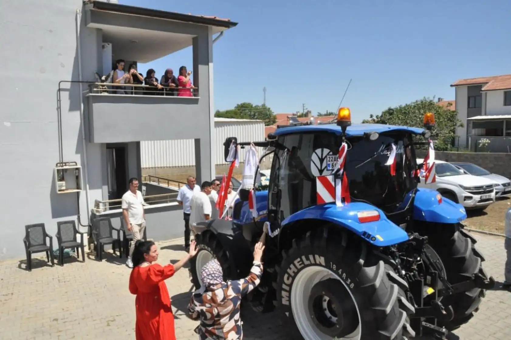 Gelin Arabası Yerine Traktör! 50 Araçlık Düğün Konvoyu Sosyal Medyayı Salladı