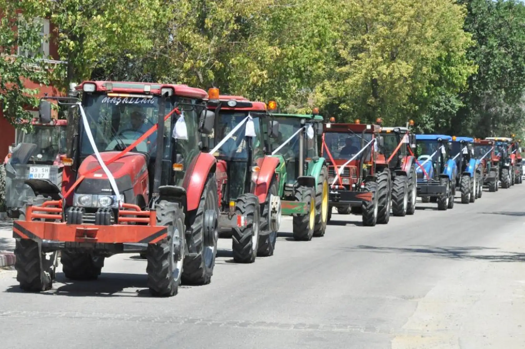 Gelin Arabası Yerine Traktör! 50 Araçlık Düğün Konvoyu Sosyal Medyayı Salladı