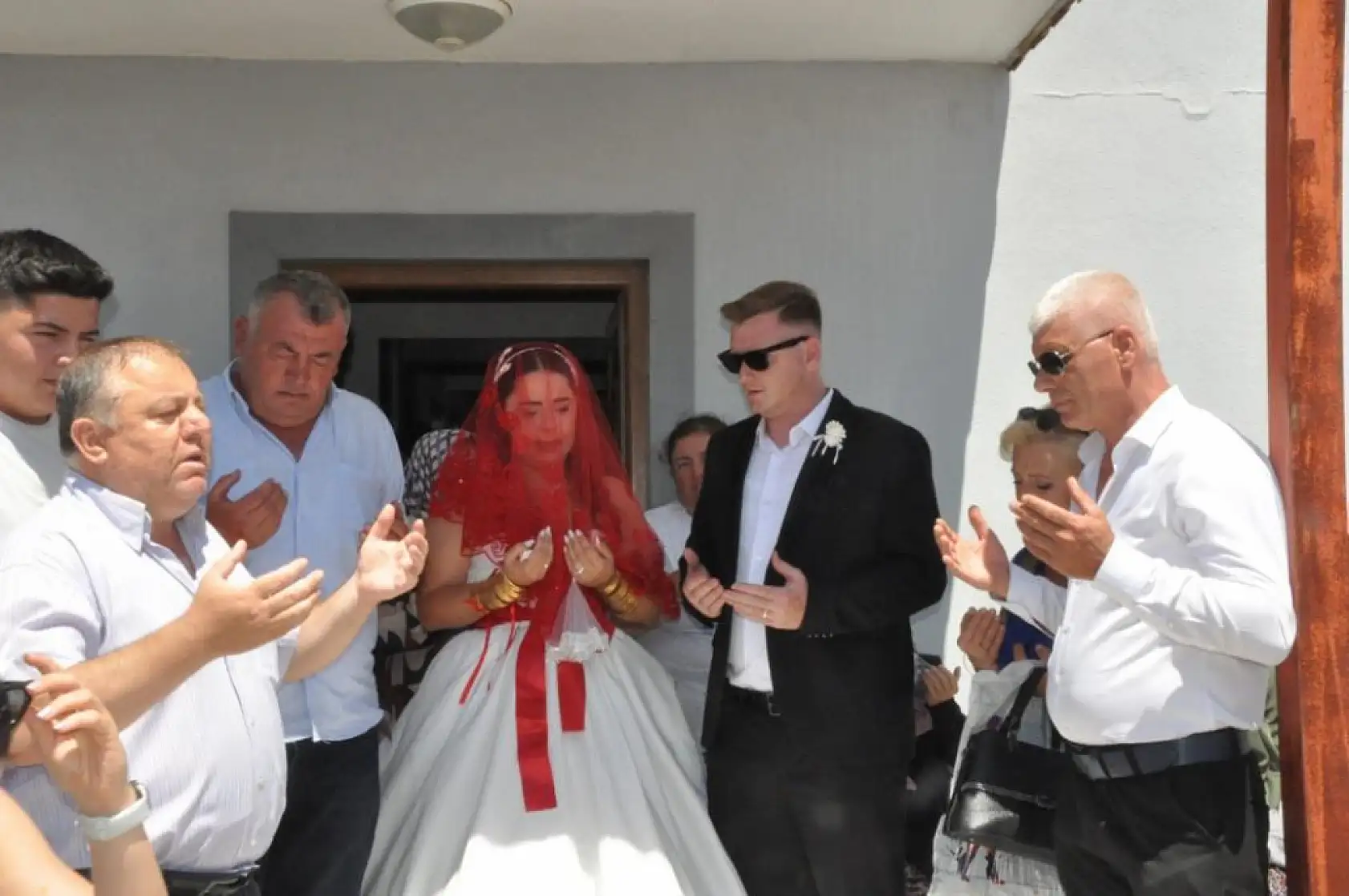 Gelin Arabası Yerine Traktör! 50 Araçlık Düğün Konvoyu Sosyal Medyayı Salladı