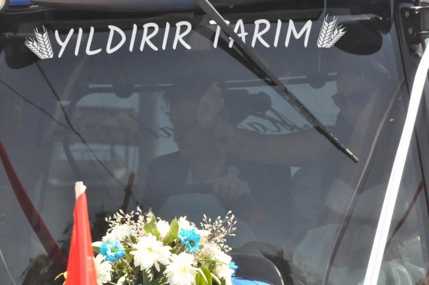 Gelin Arabası Yerine Traktör! 50 Araçlık Düğün Konvoyu Sosyal Medyayı Salladı