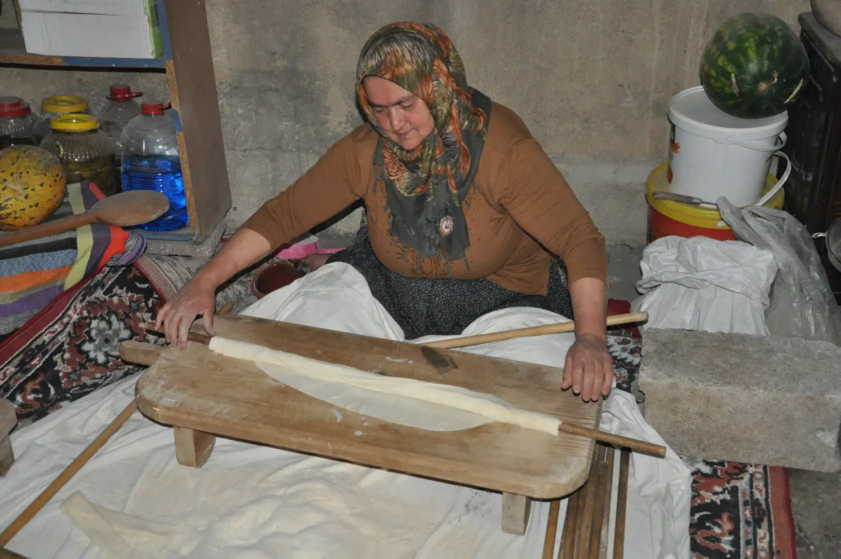 Kışlık ekmekler imece usulüyle hazırlanıyor