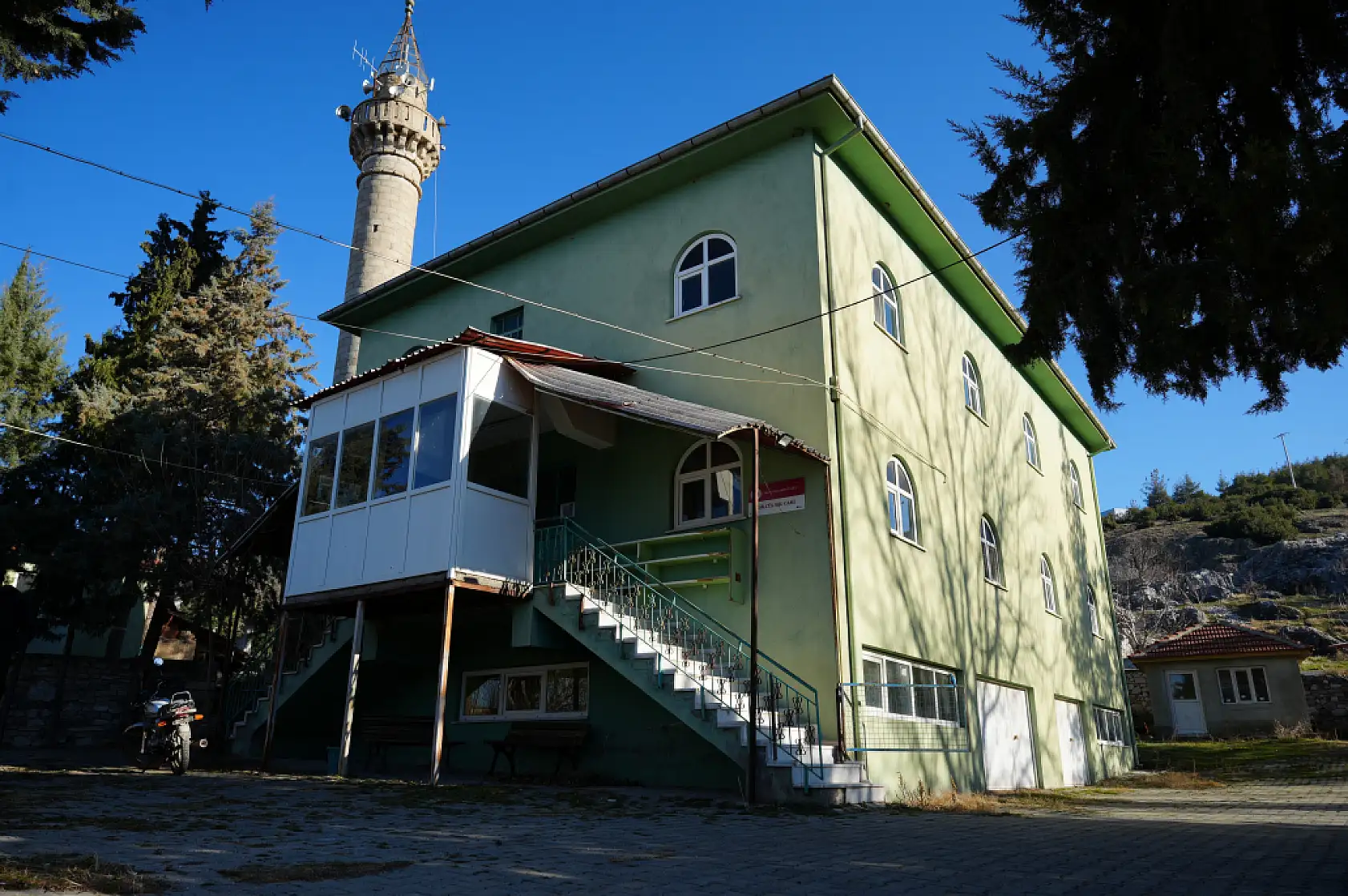 Köyün tek camisinin bir kısmı ve avlusu icradan satılığa çıkarıldı