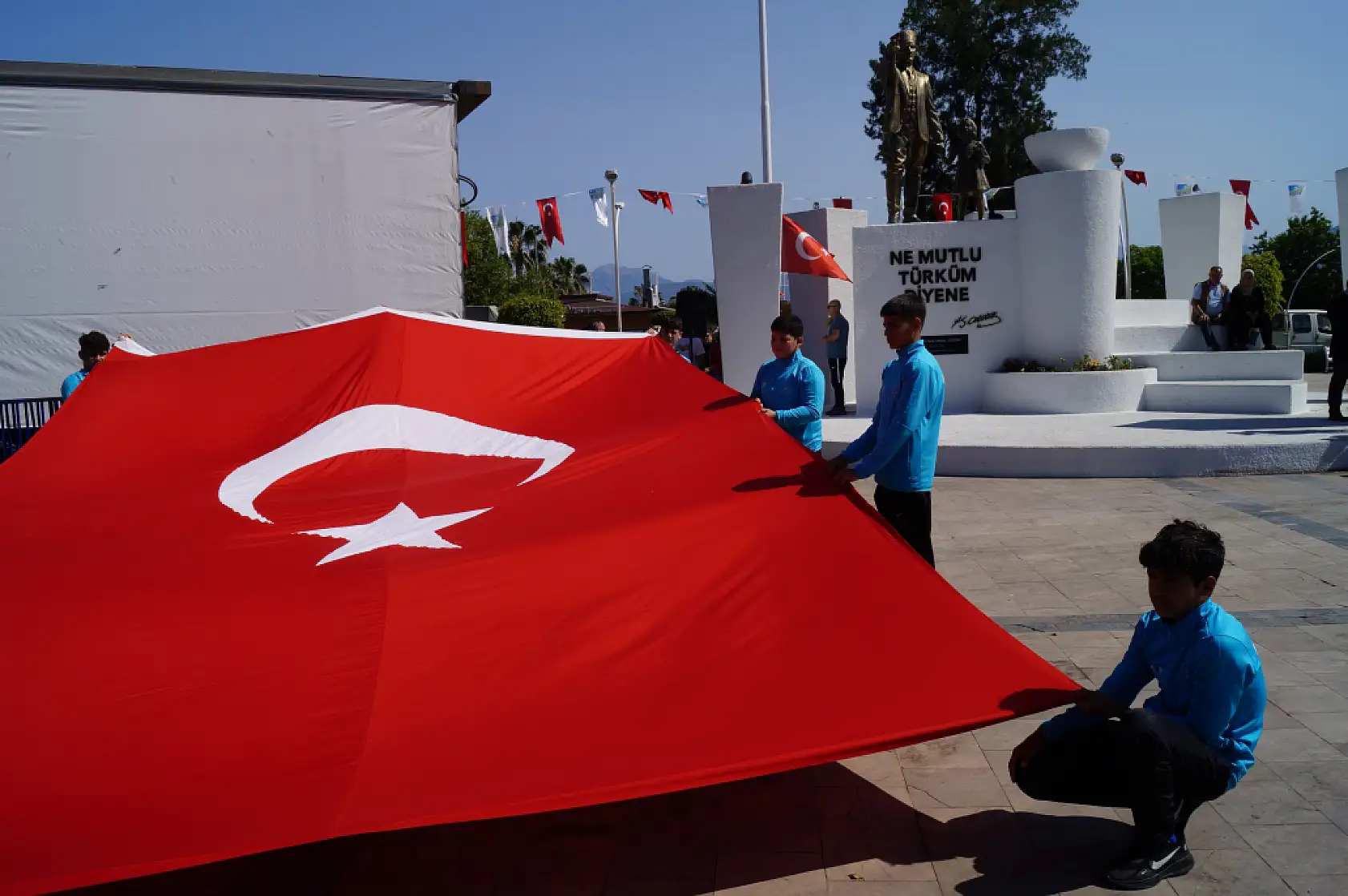 Fethiye'de 19 Mayıs coşkusu meydanlara sığmadı