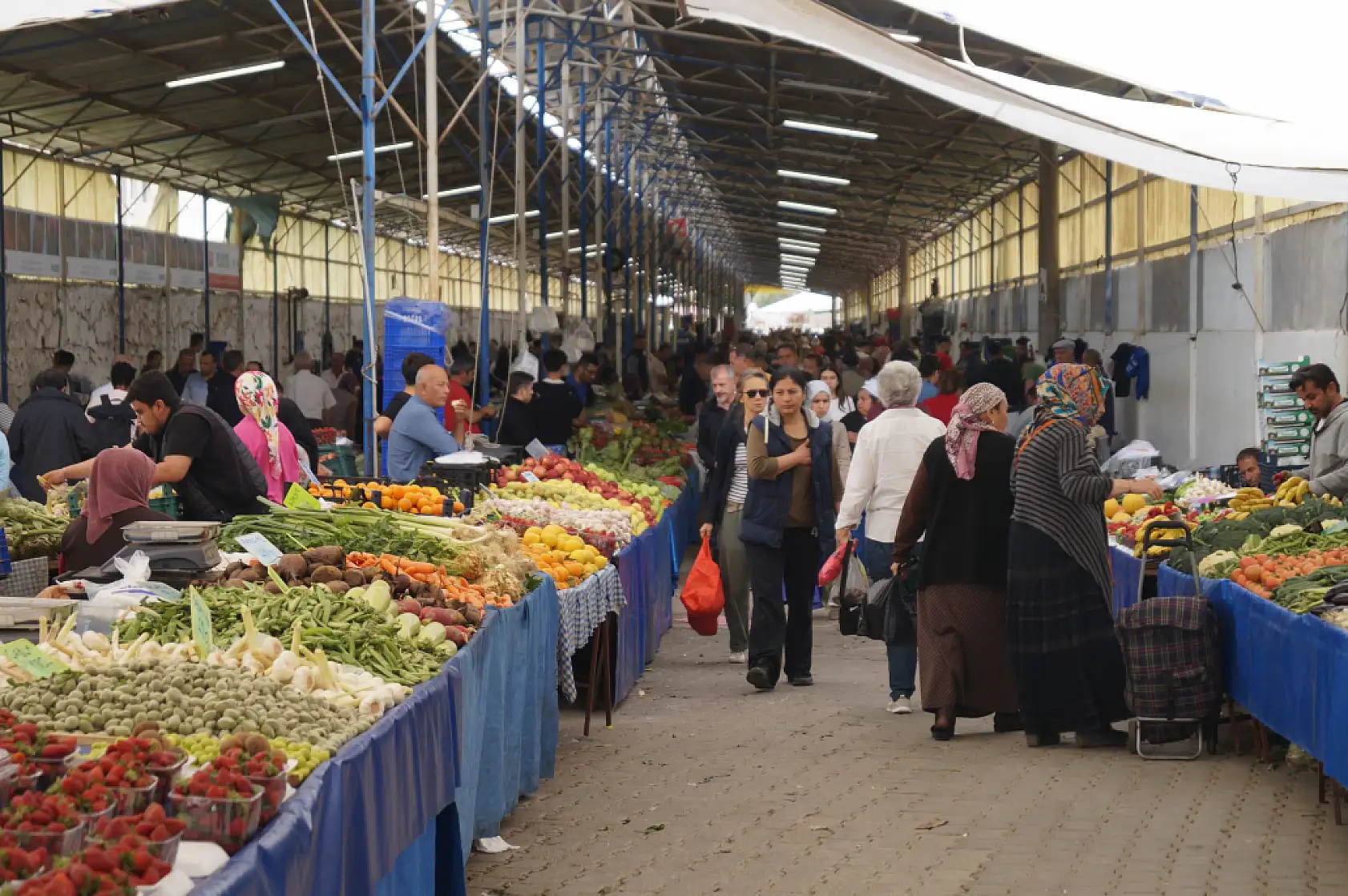 Fethiye Salı Pazarı'nda esnaf yoğunluk olmadığından şikâyetçi