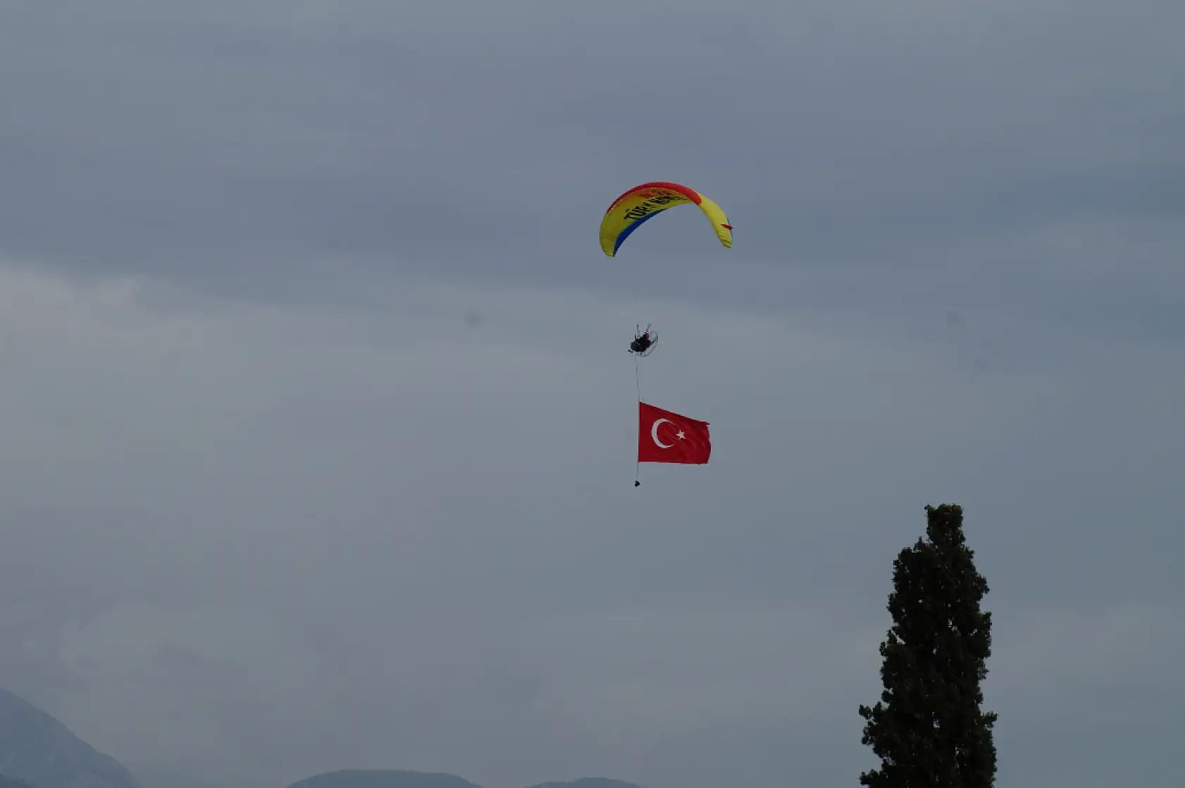 Fethiye'de Paramotor Gösterisi İlgi Gördü: Gökyüzü renklendi