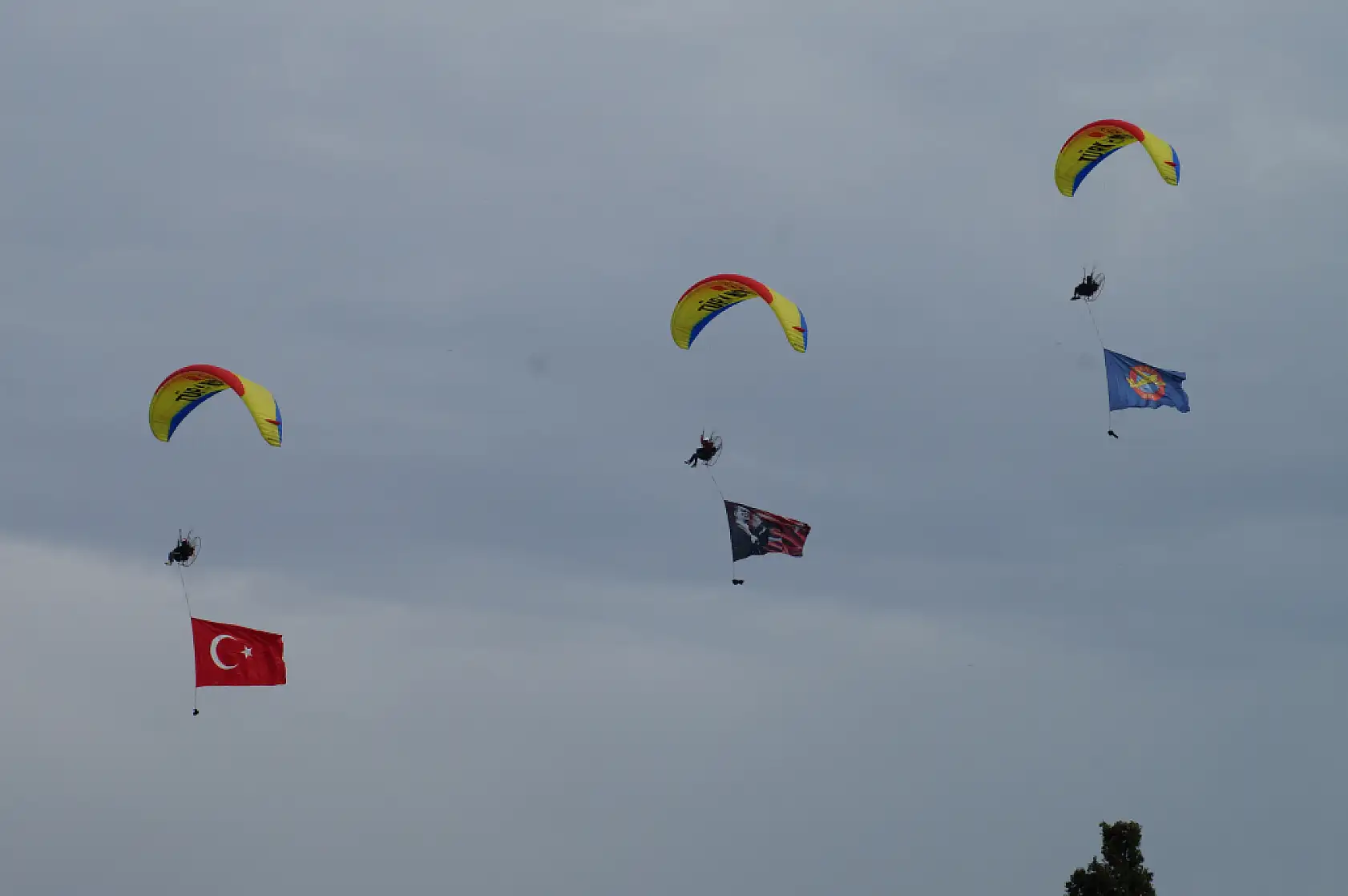 Fethiye'de Paramotor Gösterisi İlgi Gördü: Gökyüzü renklendi