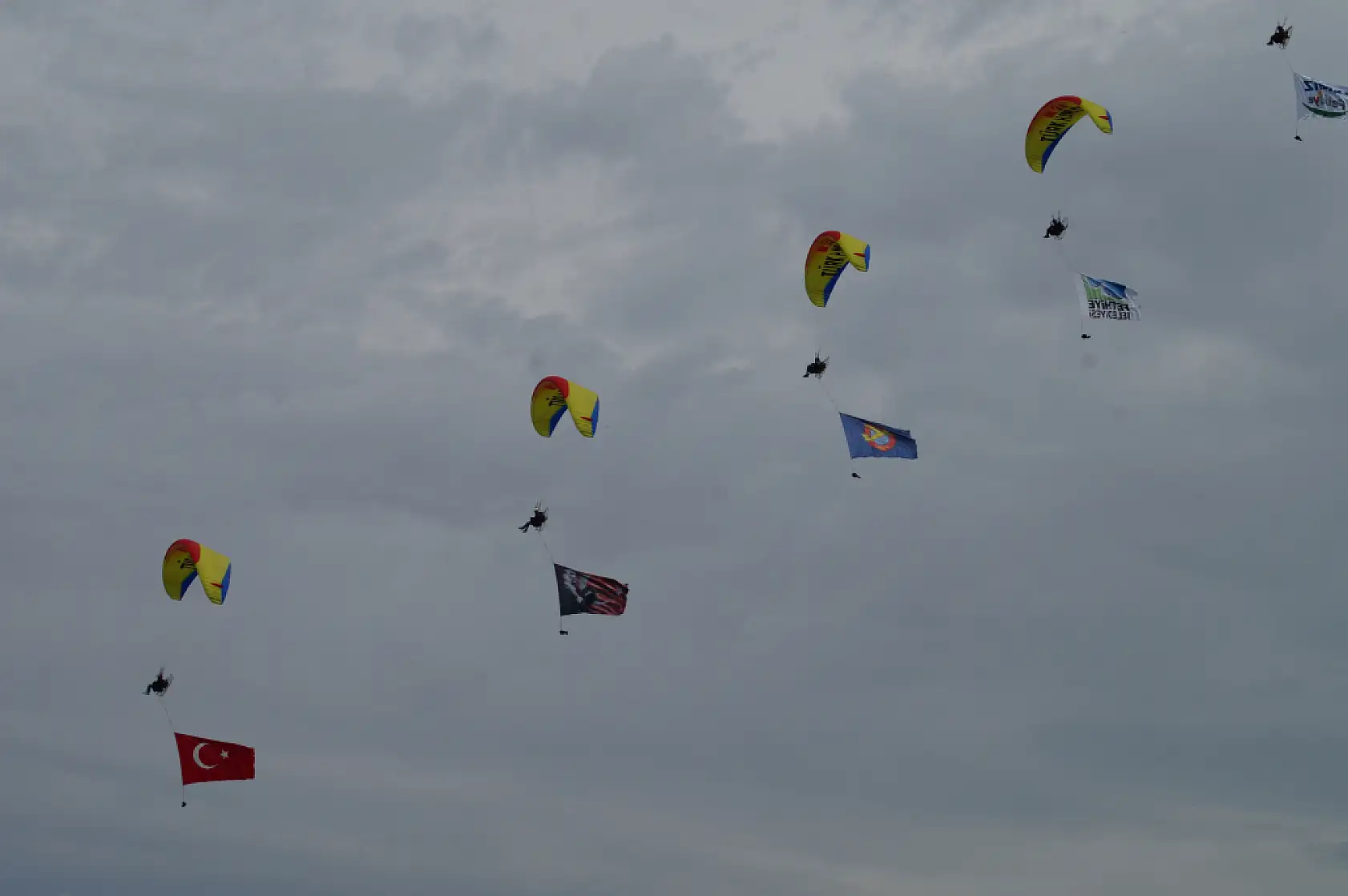 Fethiye'de Paramotor Gösterisi İlgi Gördü: Gökyüzü renklendi