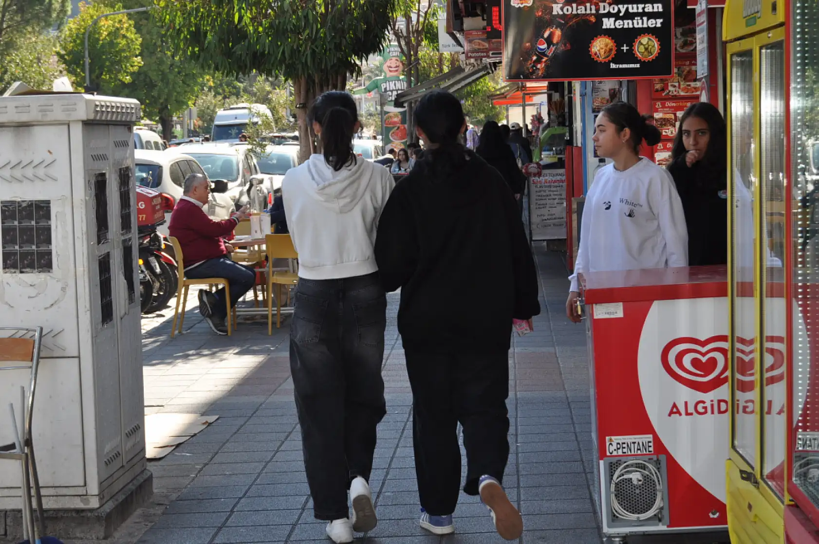 Fethiye'de güzel hava, çarşıya yoğunluk getirdi