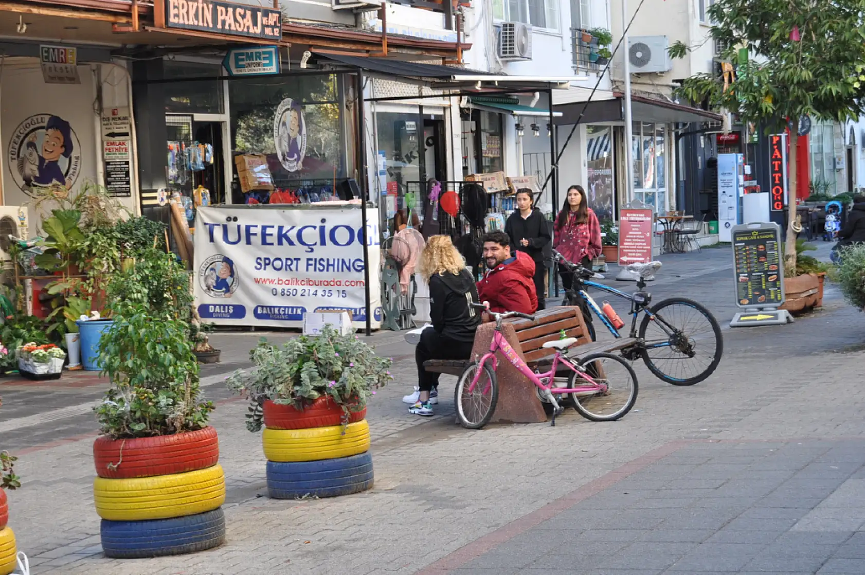 Fethiye'de güzel hava, çarşıya yoğunluk getirdi