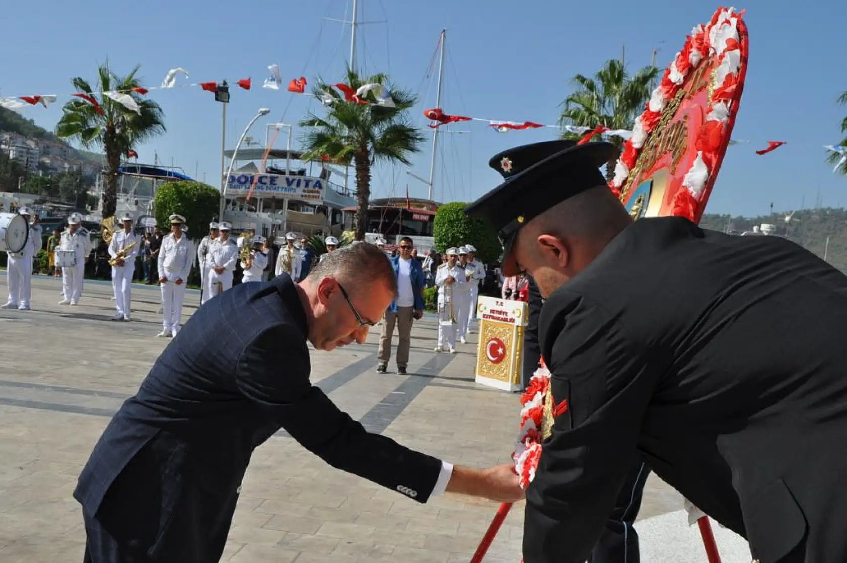 Beşkaza Meydanı'nda Çelenk Töreni Düzenlendi