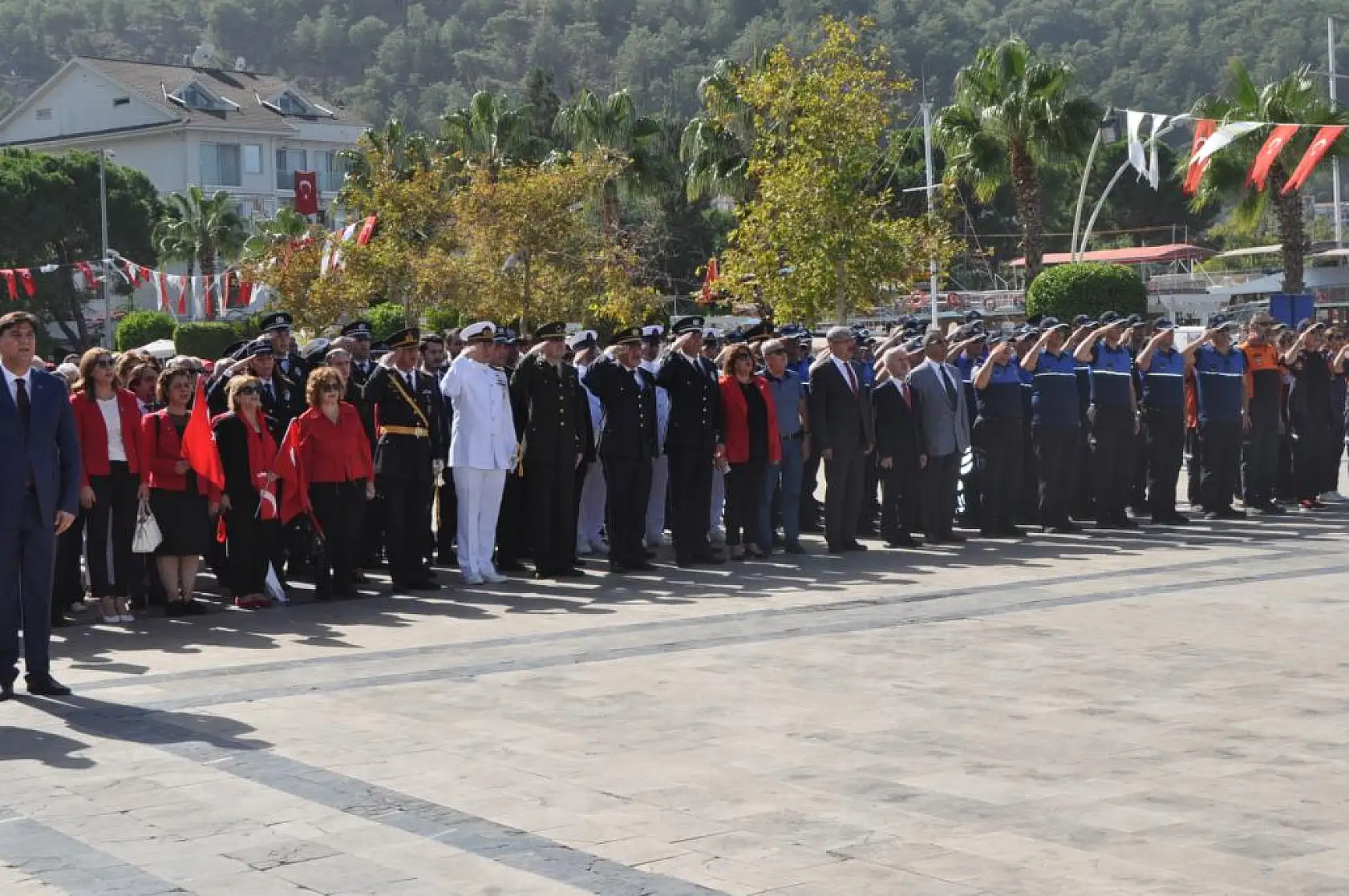 Beşkaza Meydanı'nda Çelenk Töreni Düzenlendi