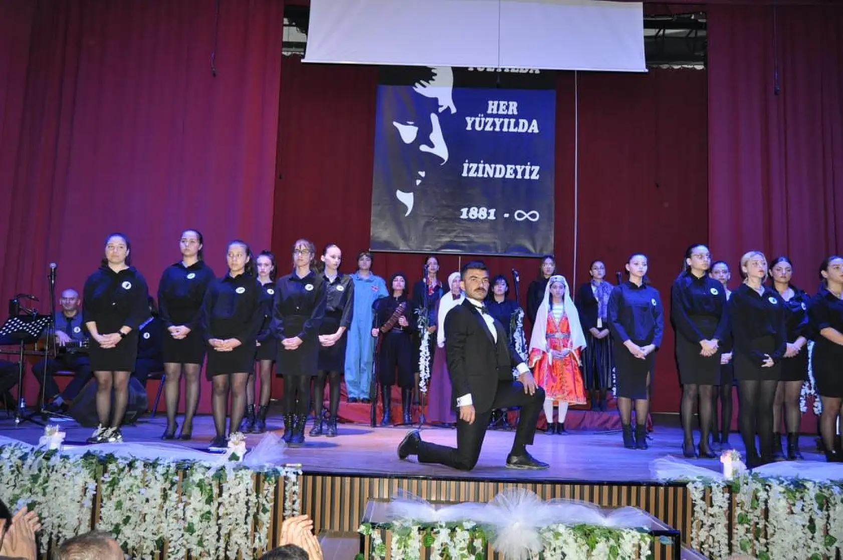 Şefika Pekin Lisesi'nden 10 Kasım Gösterisi