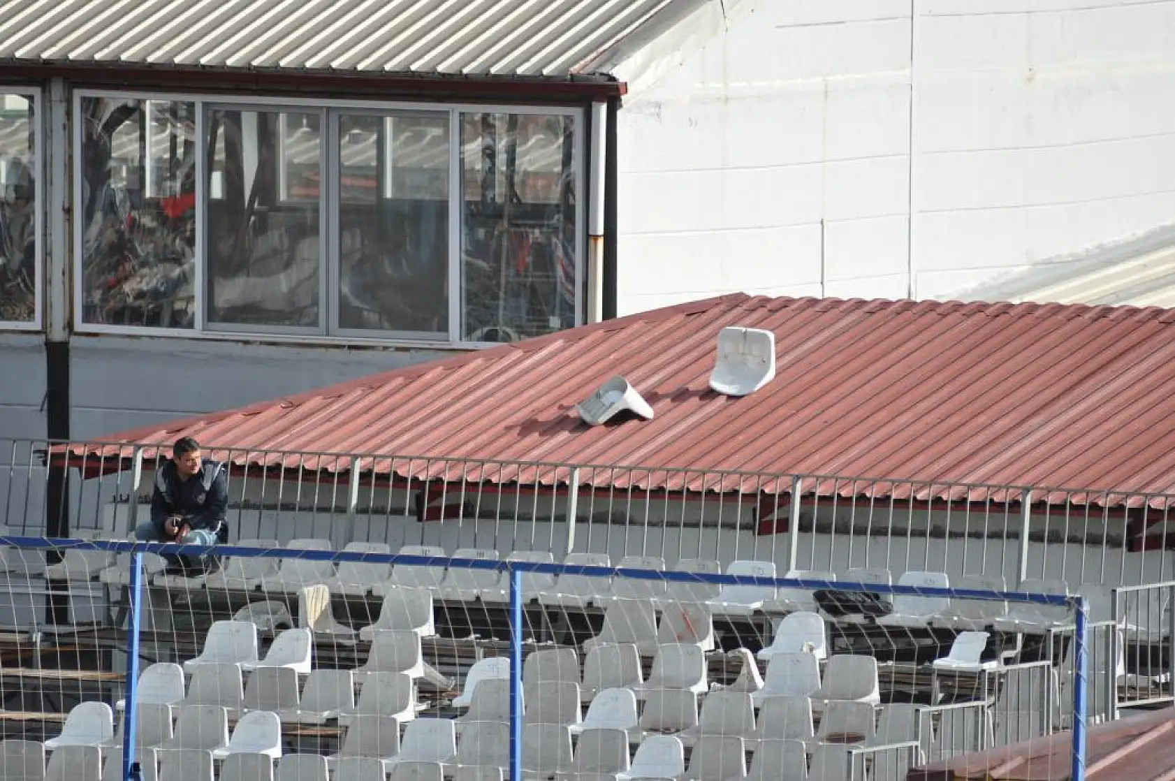 Fethiyespor'un rakibi İnegölspor tribün koltuklarını kırdı, saha karıştı!