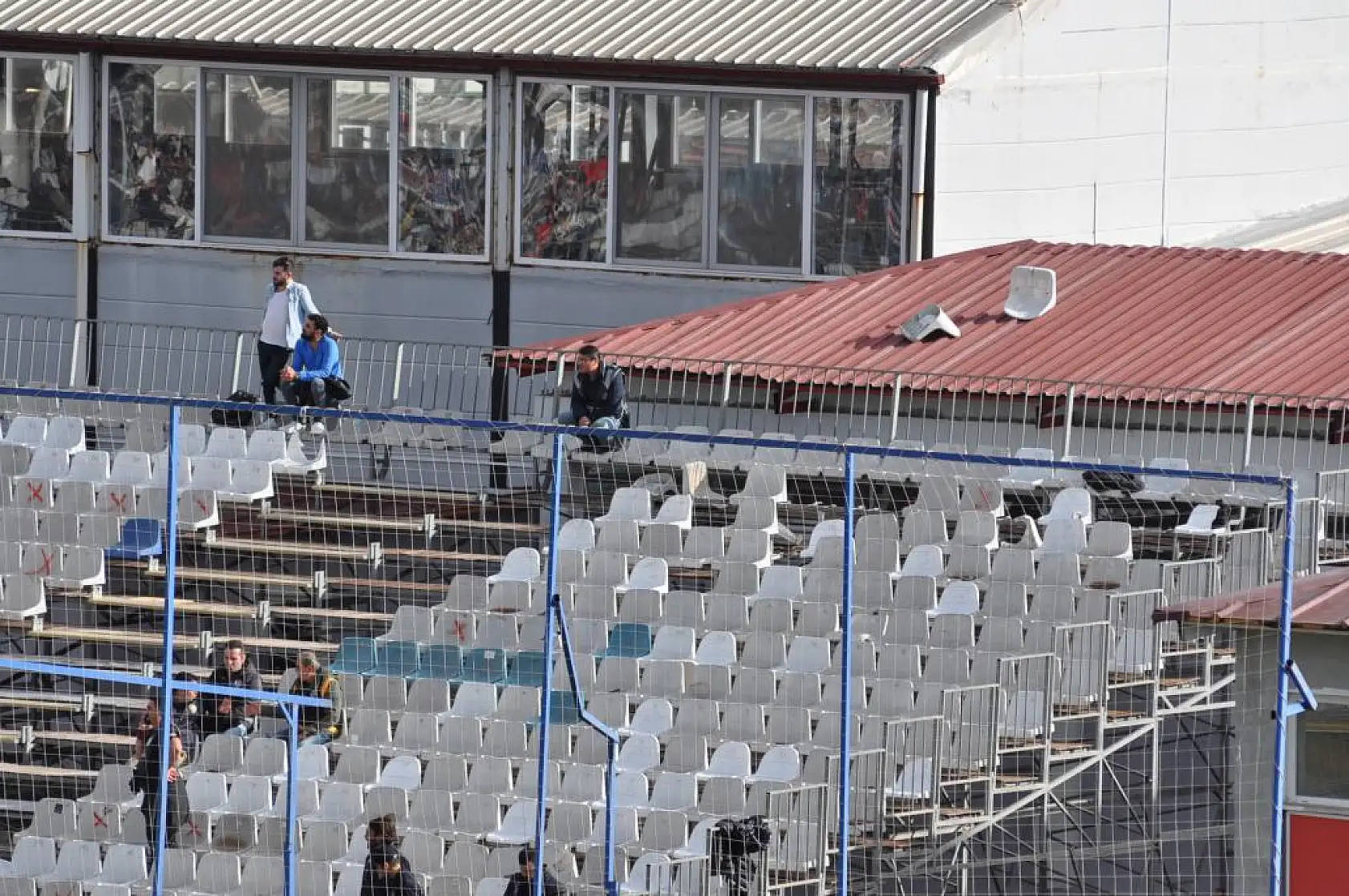 Fethiyespor'un rakibi İnegölspor tribün koltuklarını kırdı, saha karıştı!