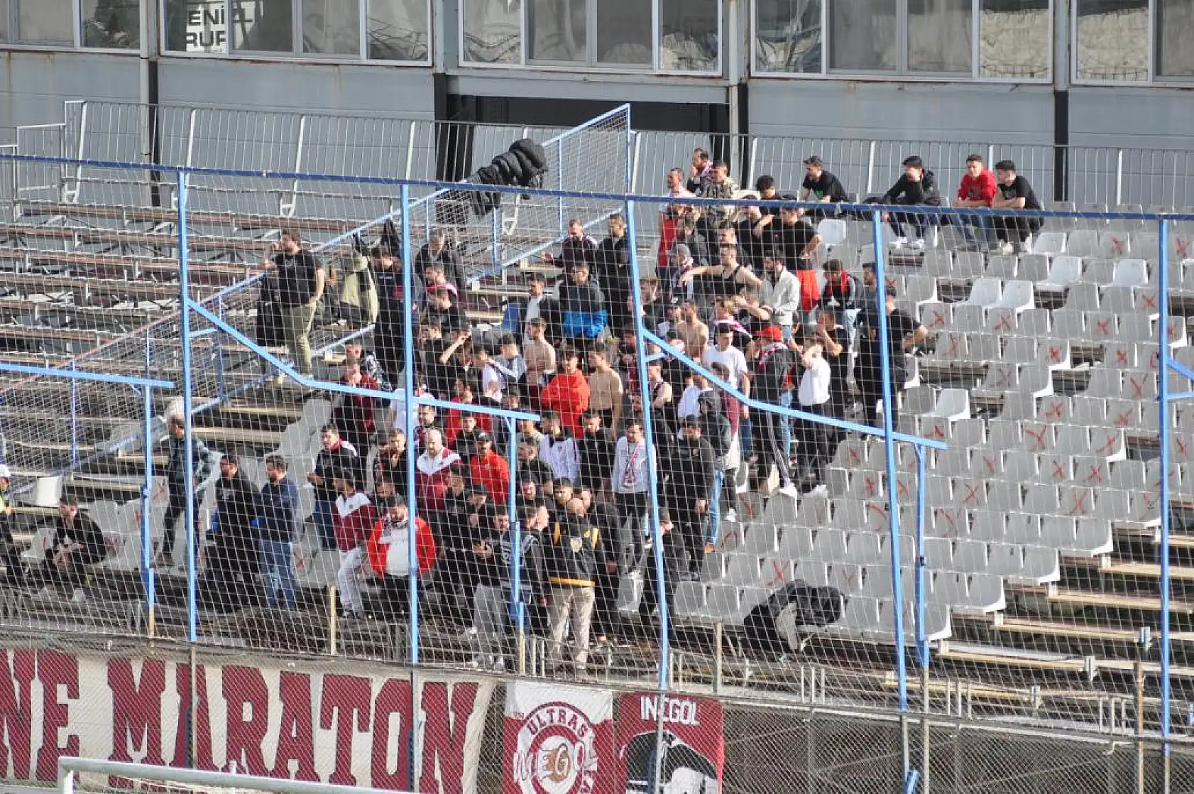 Fethiyespor'un rakibi İnegölspor tribün koltuklarını kırdı, saha karıştı!