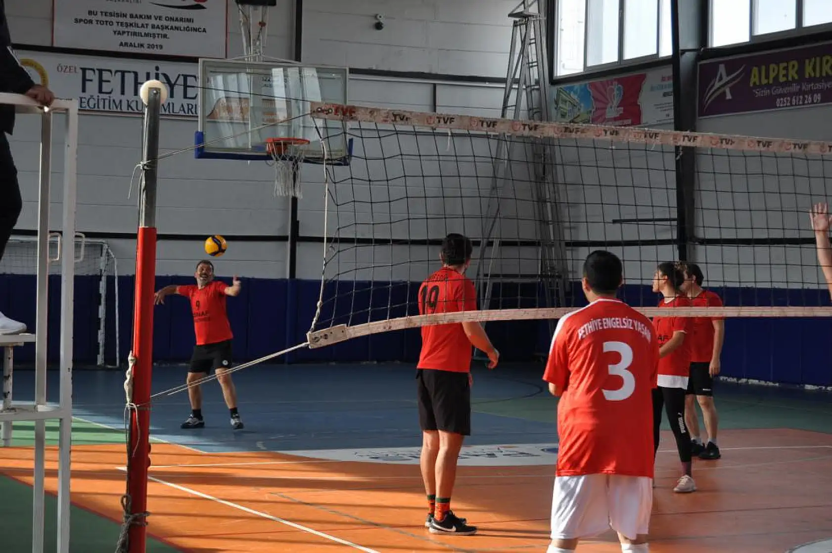 Fethiye'de Engelli Bireyler 'Engelsiz Fileler' Etkinliğinde Voleybol Oynadı  