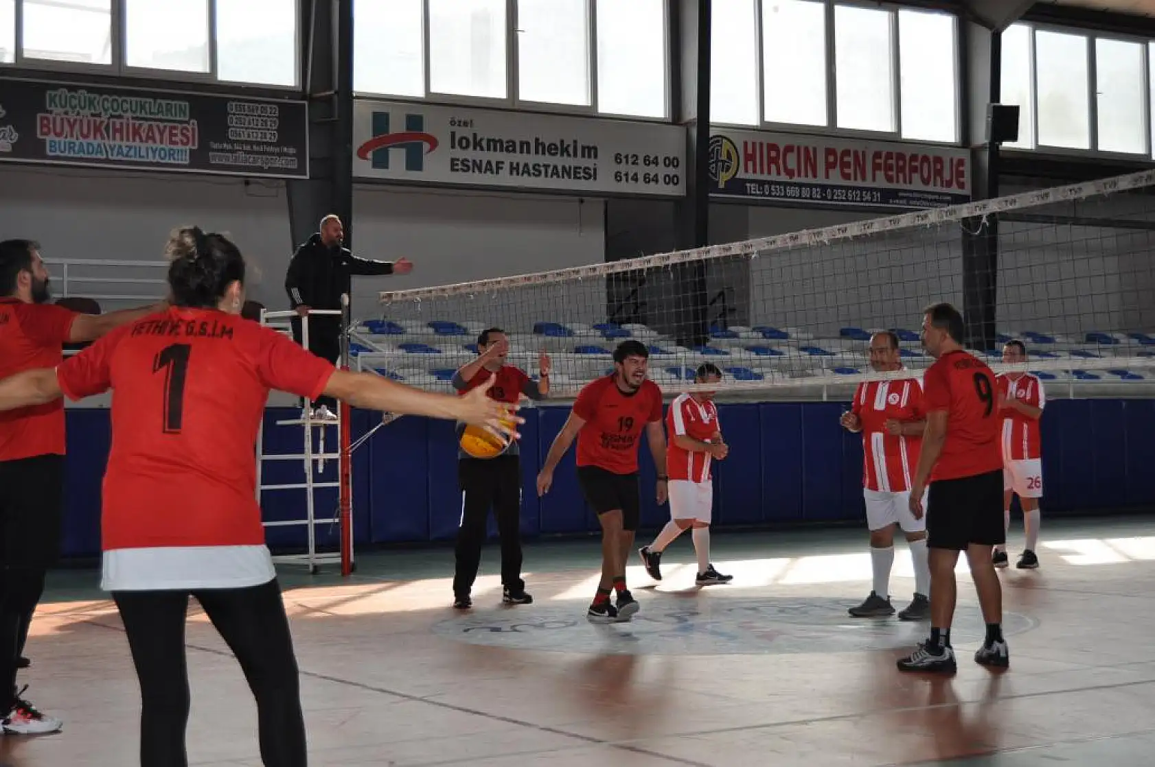 Fethiye'de Engelli Bireyler 'Engelsiz Fileler' Etkinliğinde Voleybol Oynadı  
