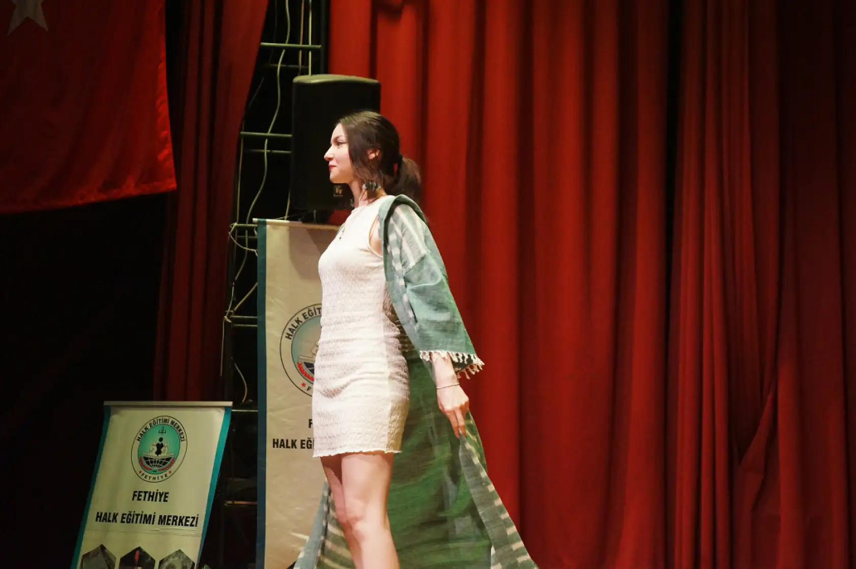 Fethiye'de Yeşilüzümlü Dastar Defilesi ve Halk Oyunları Gösterileri Beğeni Topladı