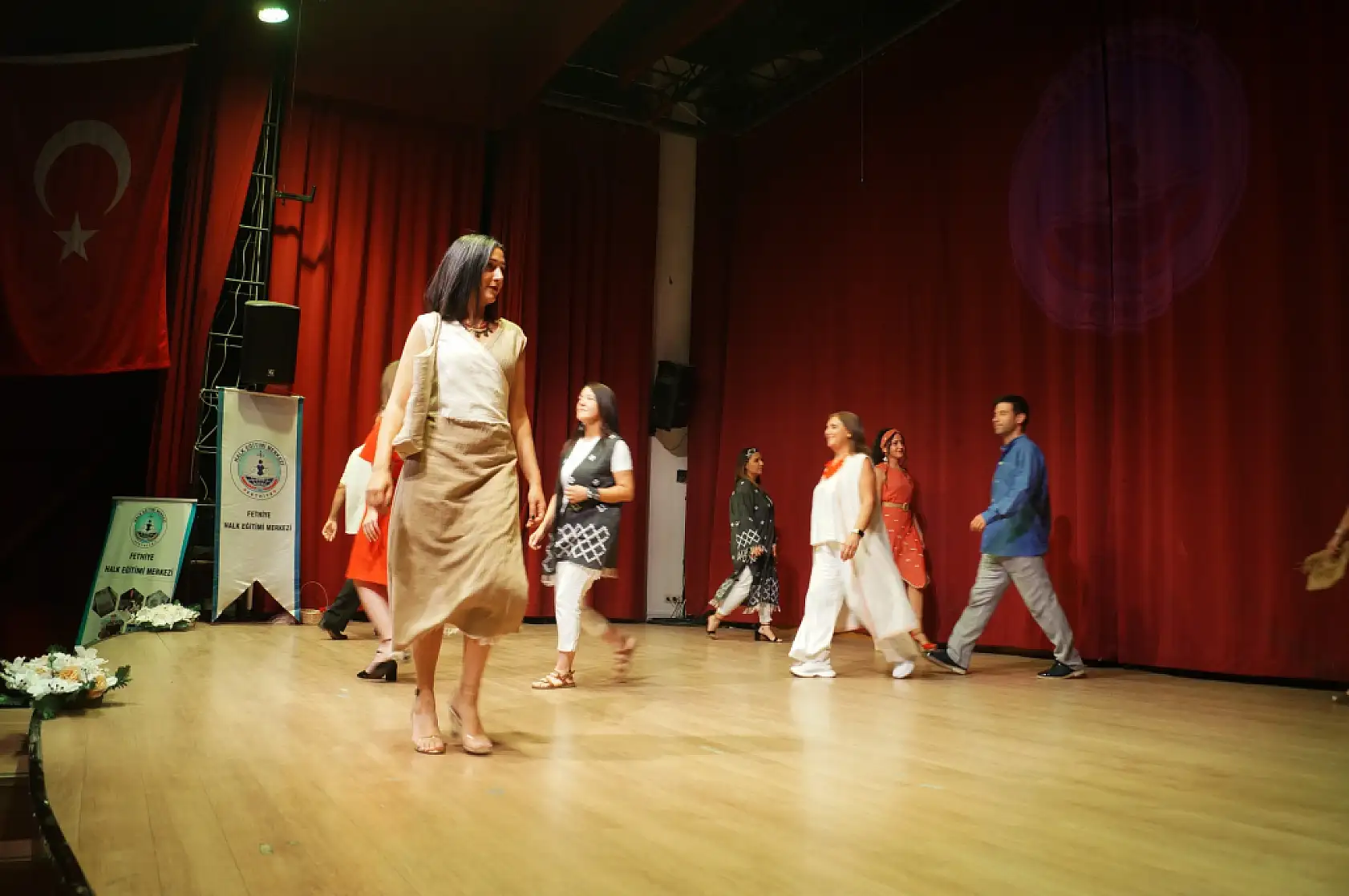 Fethiye'de Yeşilüzümlü Dastar Defilesi ve Halk Oyunları Gösterileri Beğeni Topladı