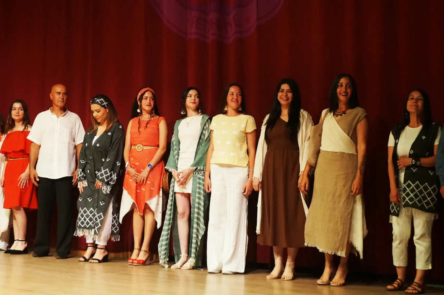 Fethiye'de Yeşilüzümlü Dastar Defilesi ve Halk Oyunları Gösterileri Beğeni Topladı