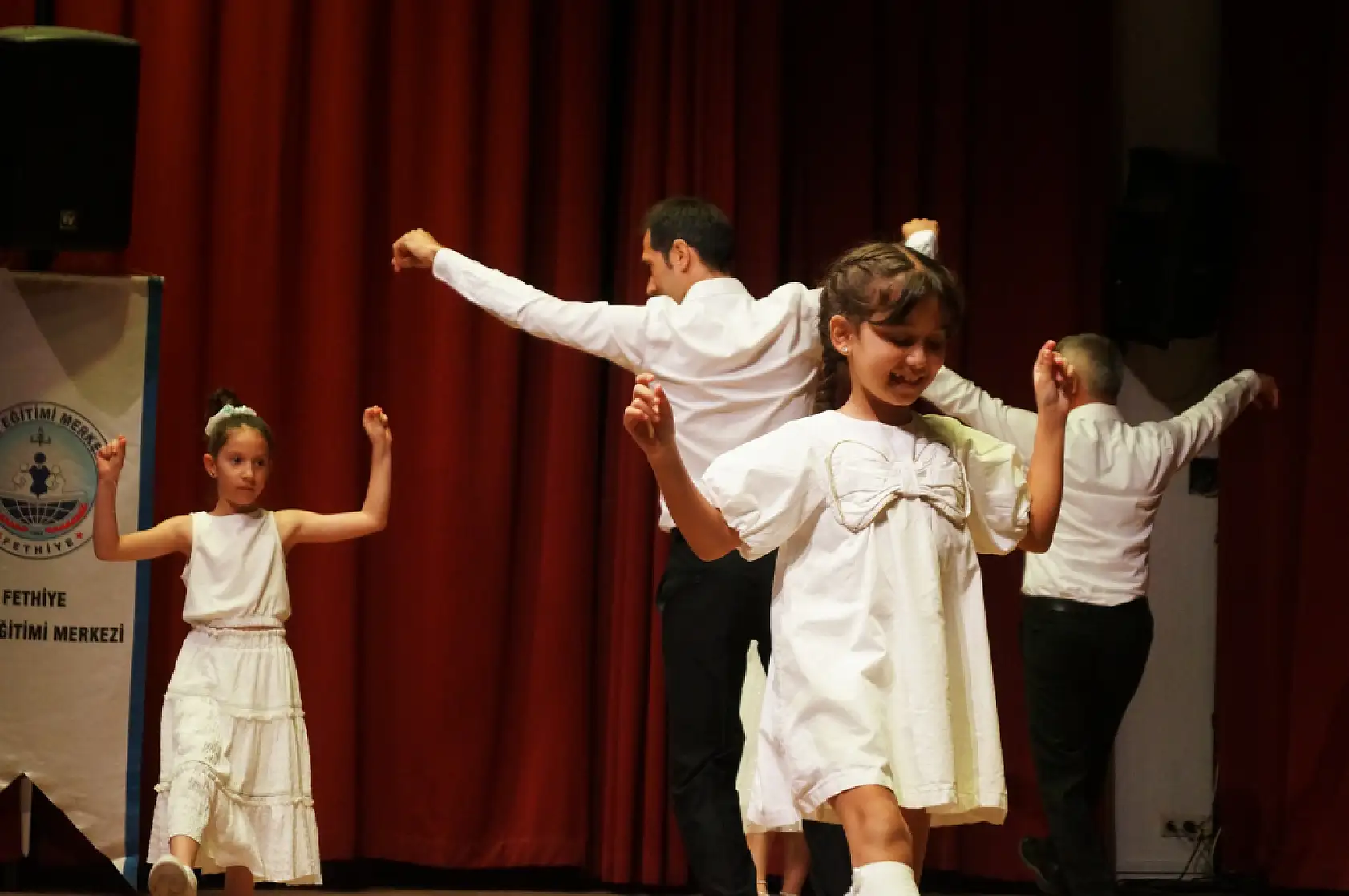 Fethiye'de Yeşilüzümlü Dastar Defilesi ve Halk Oyunları Gösterileri Beğeni Topladı