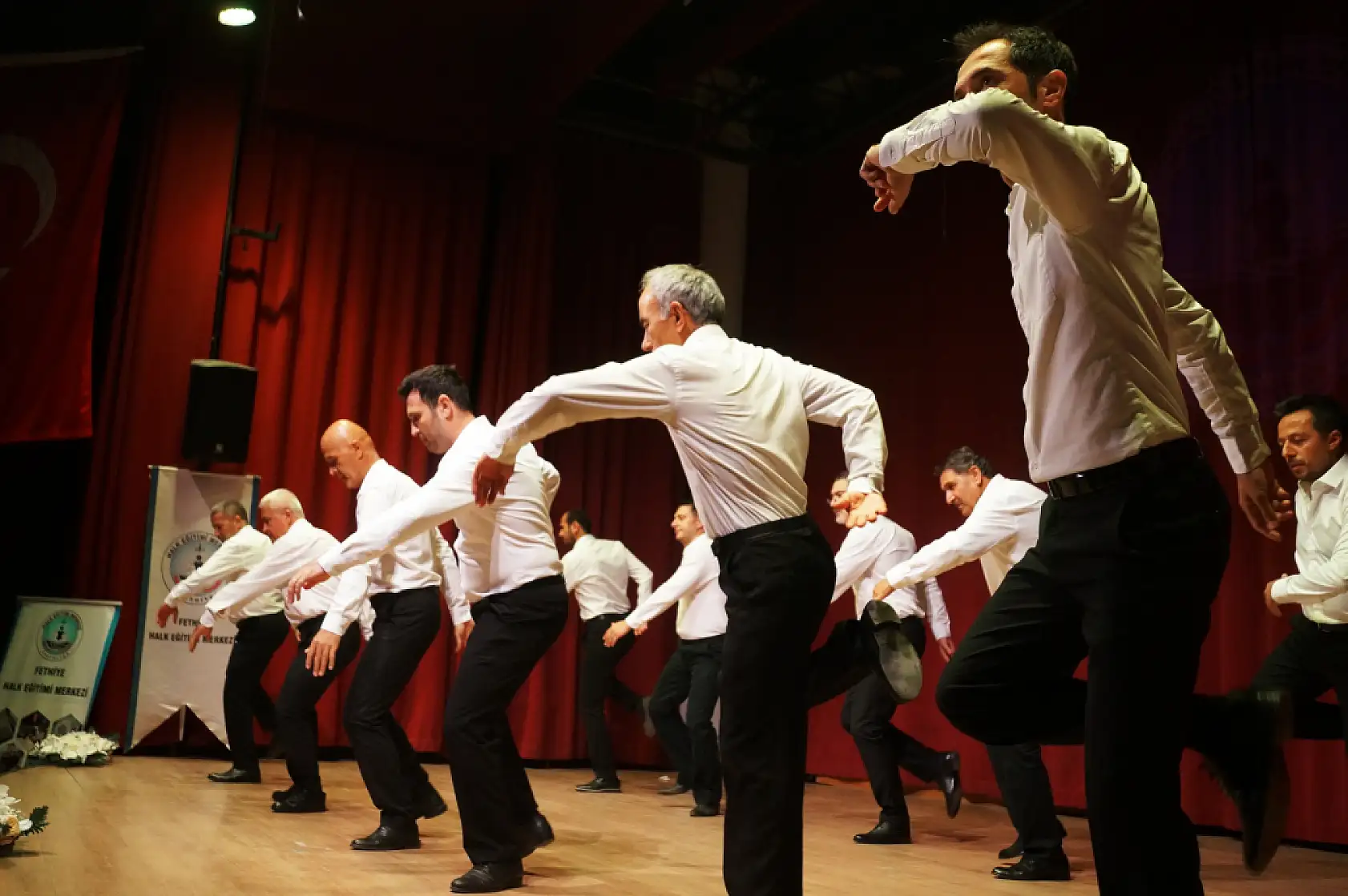Fethiye'de Yeşilüzümlü Dastar Defilesi ve Halk Oyunları Gösterileri Beğeni Topladı
