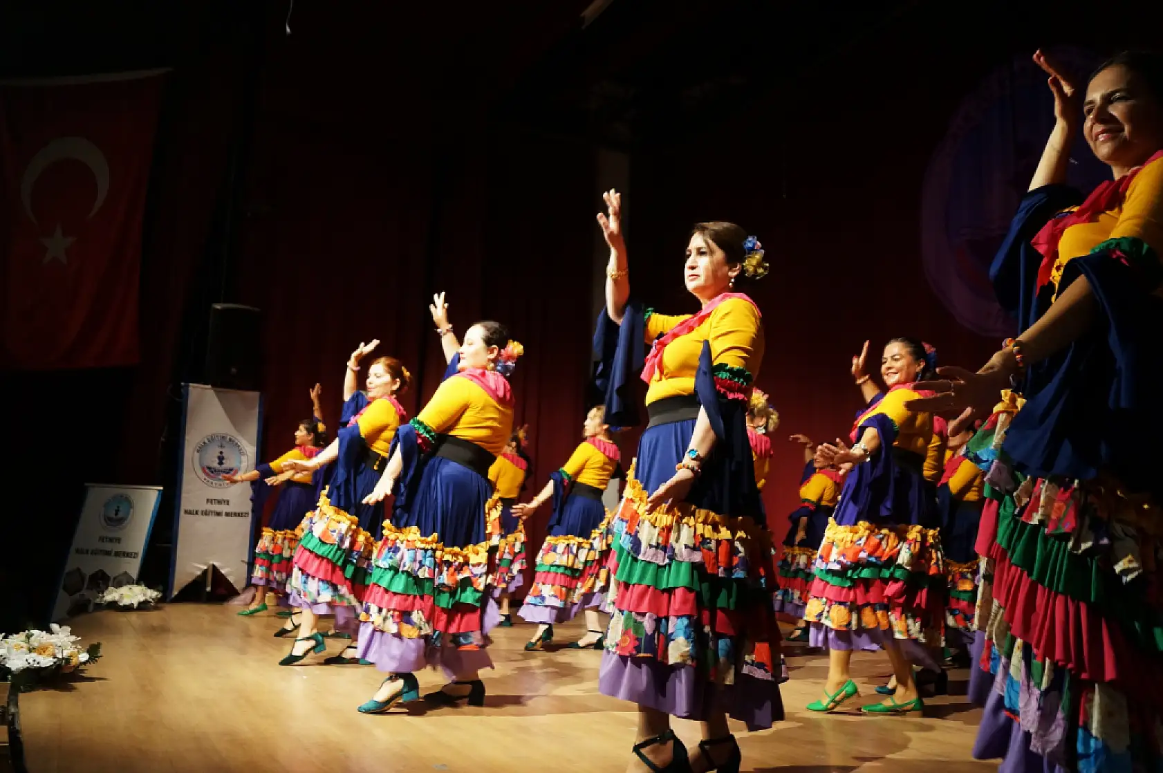 Fethiye'de Yeşilüzümlü Dastar Defilesi ve Halk Oyunları Gösterileri Beğeni Topladı