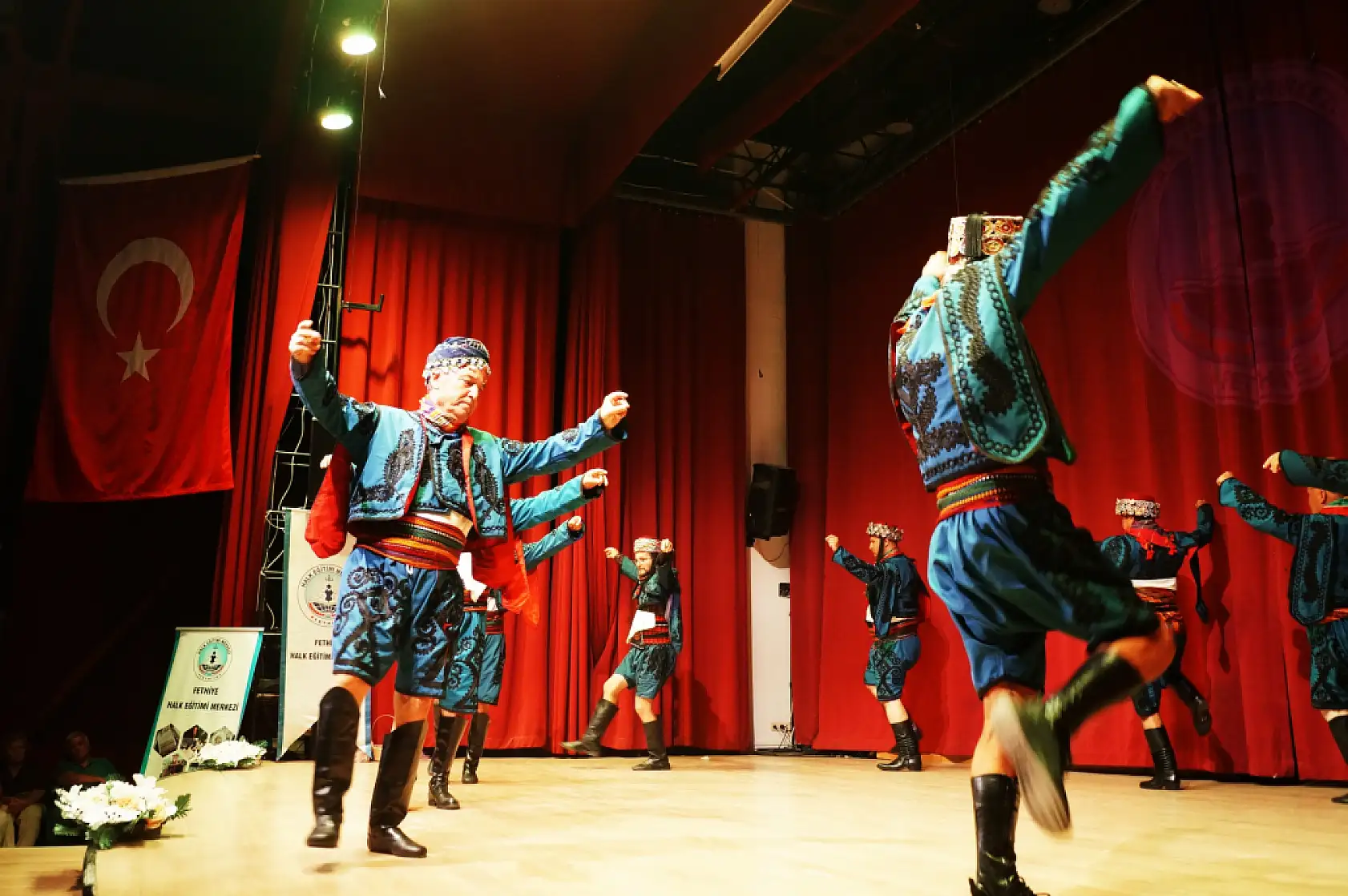 Fethiye'de Yeşilüzümlü Dastar Defilesi ve Halk Oyunları Gösterileri Beğeni Topladı