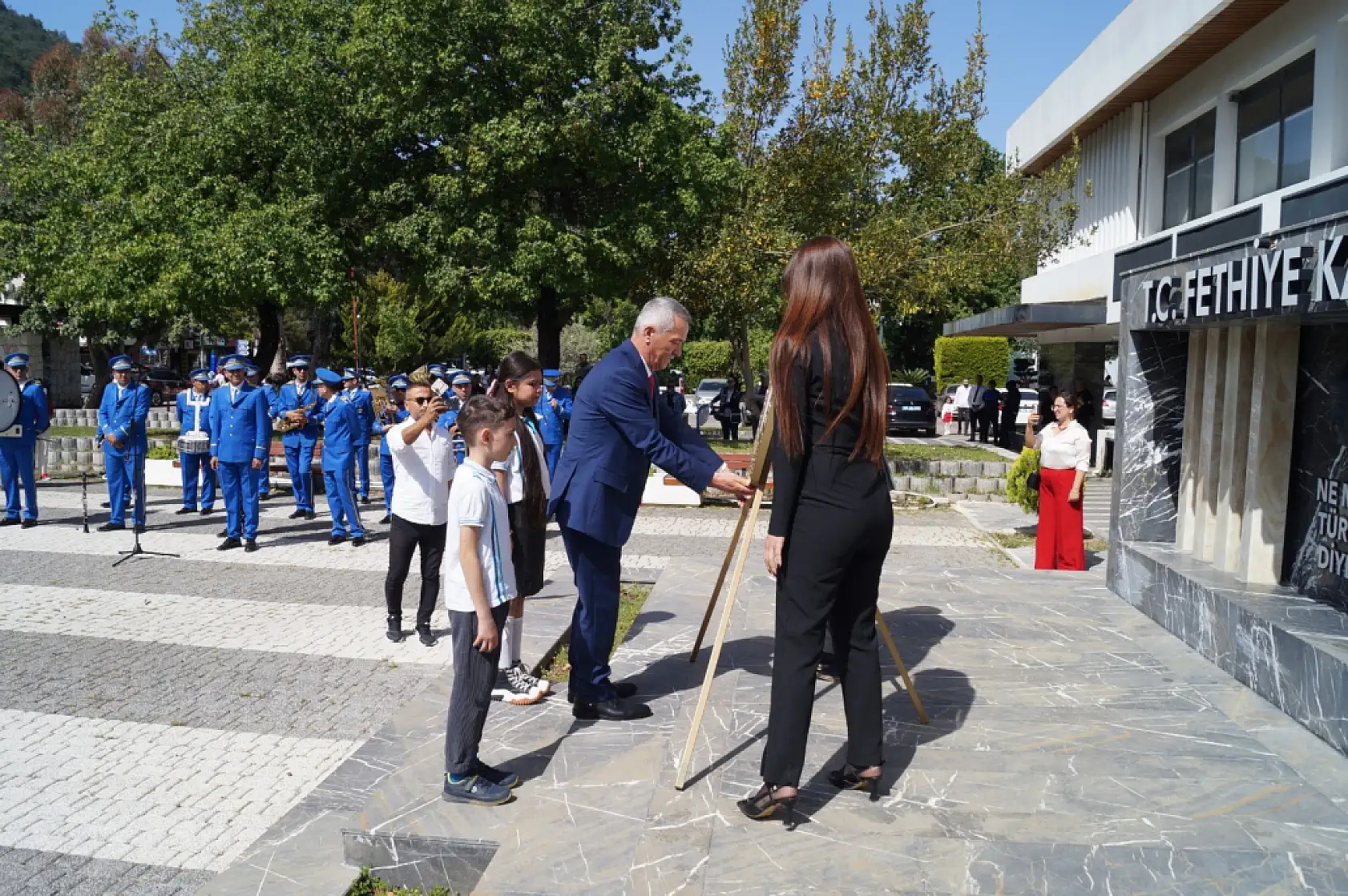 Fethiye'de 23 Nisan Coşkusu Atatürk Anıtı'na Çelenk Sunuldu