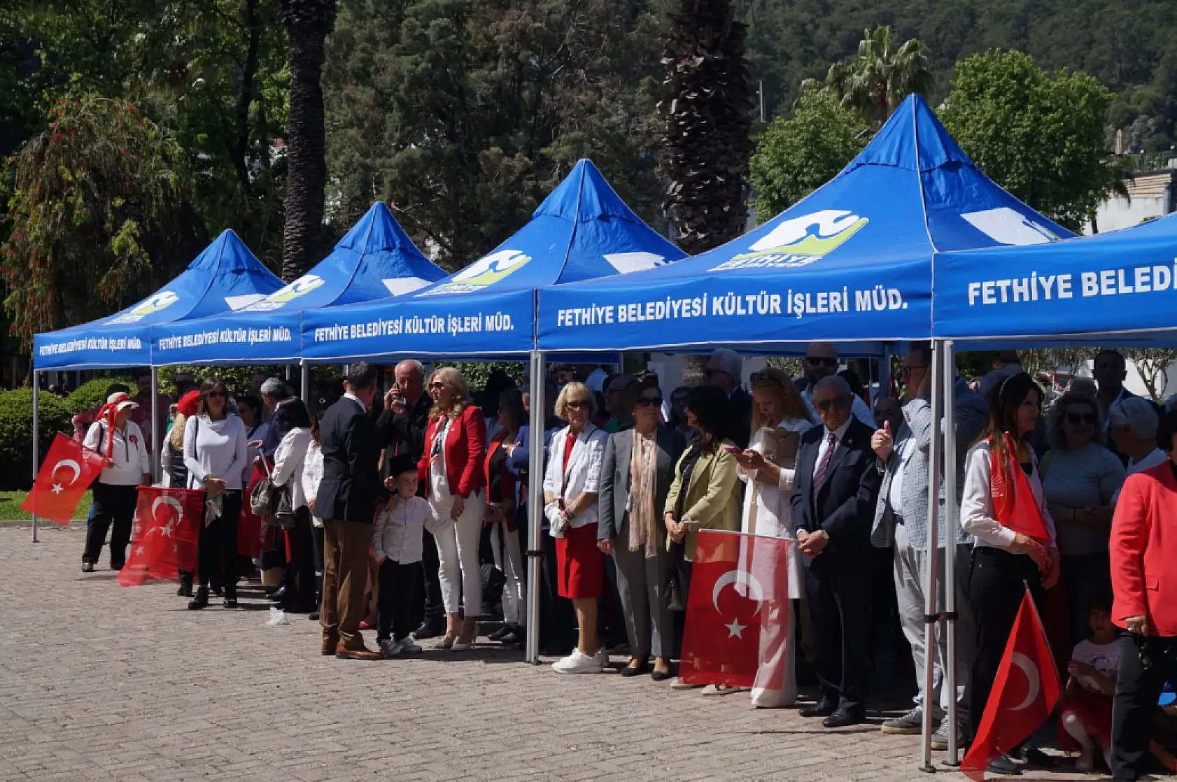 Fethiye Cumhuriyet Meydanı'nda çelenk sunum töreni