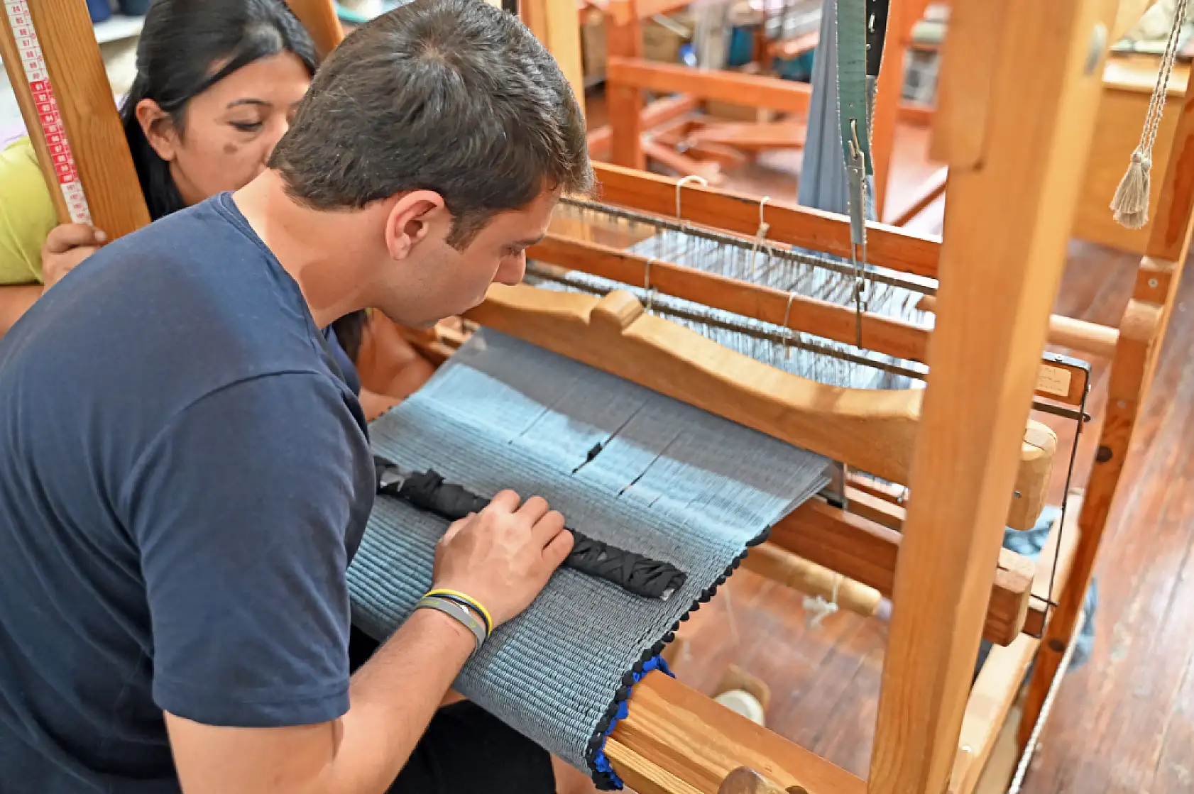 Muğla'da, üniversite öğrencileri atık malzemelerden kilim dokudu