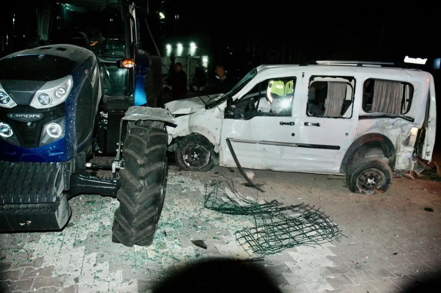 Hafif ticari araç traktöre çarptı: 24 yaşındaki sürücü öldü