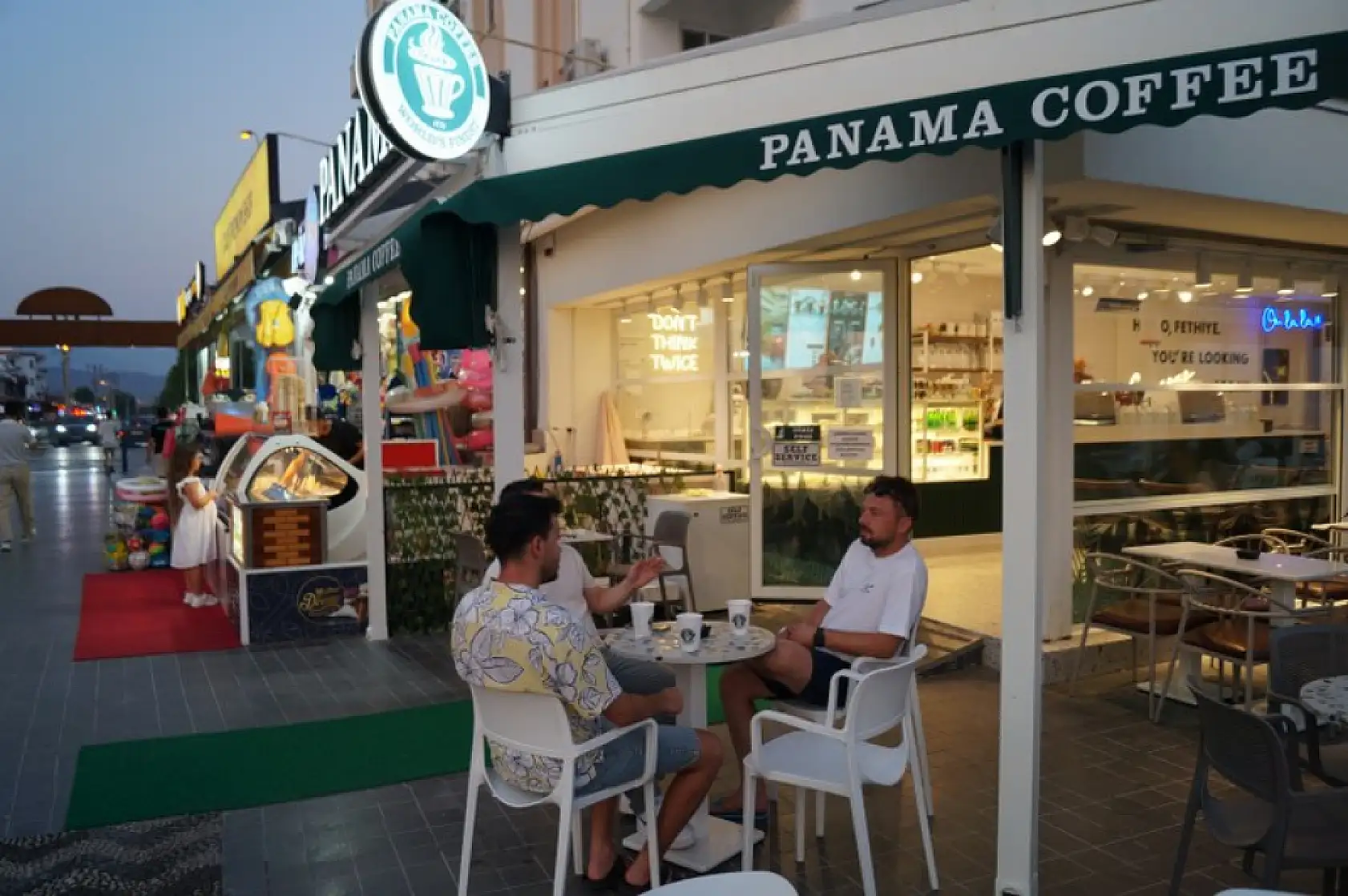 Panama Coffee, Fethiye Çalış Plajı girişinde hizmete açıldı