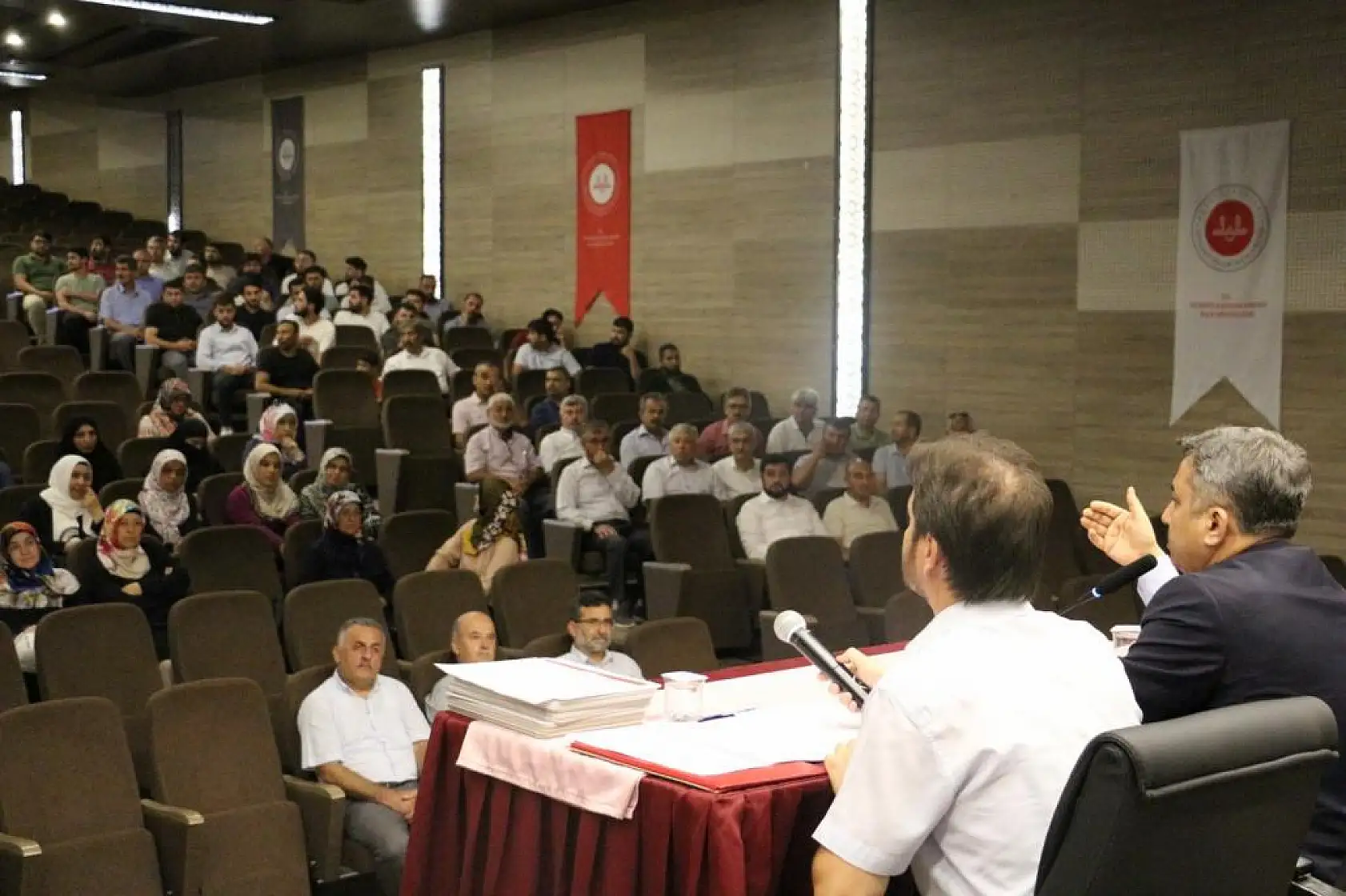 Oktay, emekli olan din görevlilerine plaket takdim etti