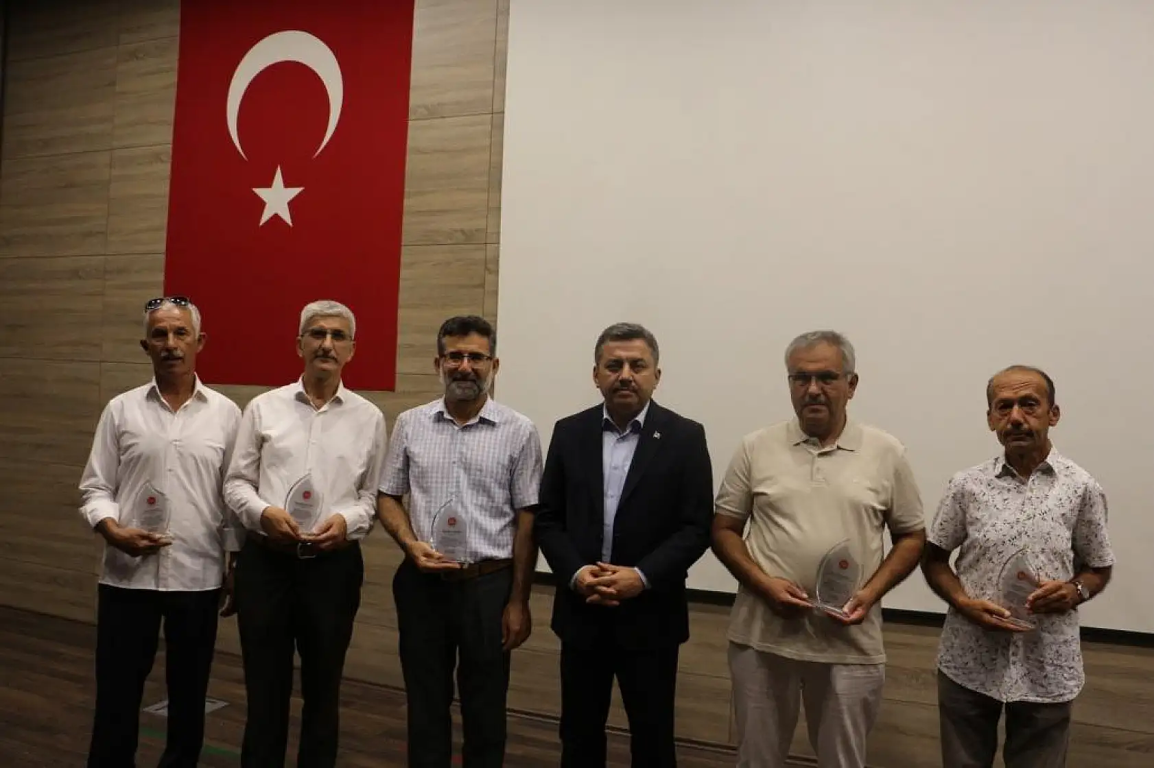 Oktay, emekli olan din görevlilerine plaket takdim etti