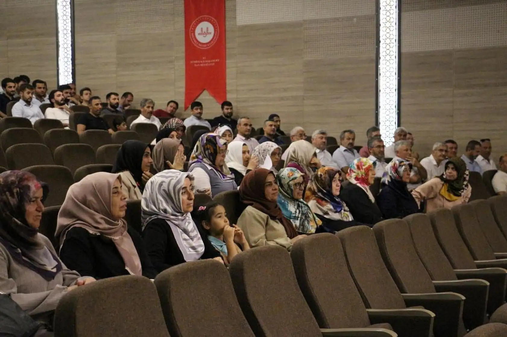 Oktay, emekli olan din görevlilerine plaket takdim etti