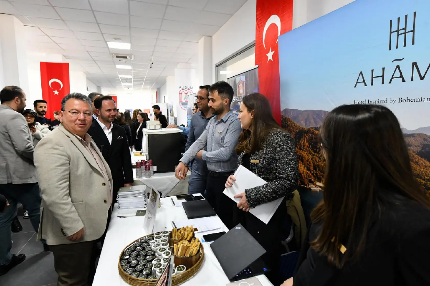 Fethiye İşletme Fakültesi Kariyer Günleri'nde Bülent Uysal'a teşekkür belgesi