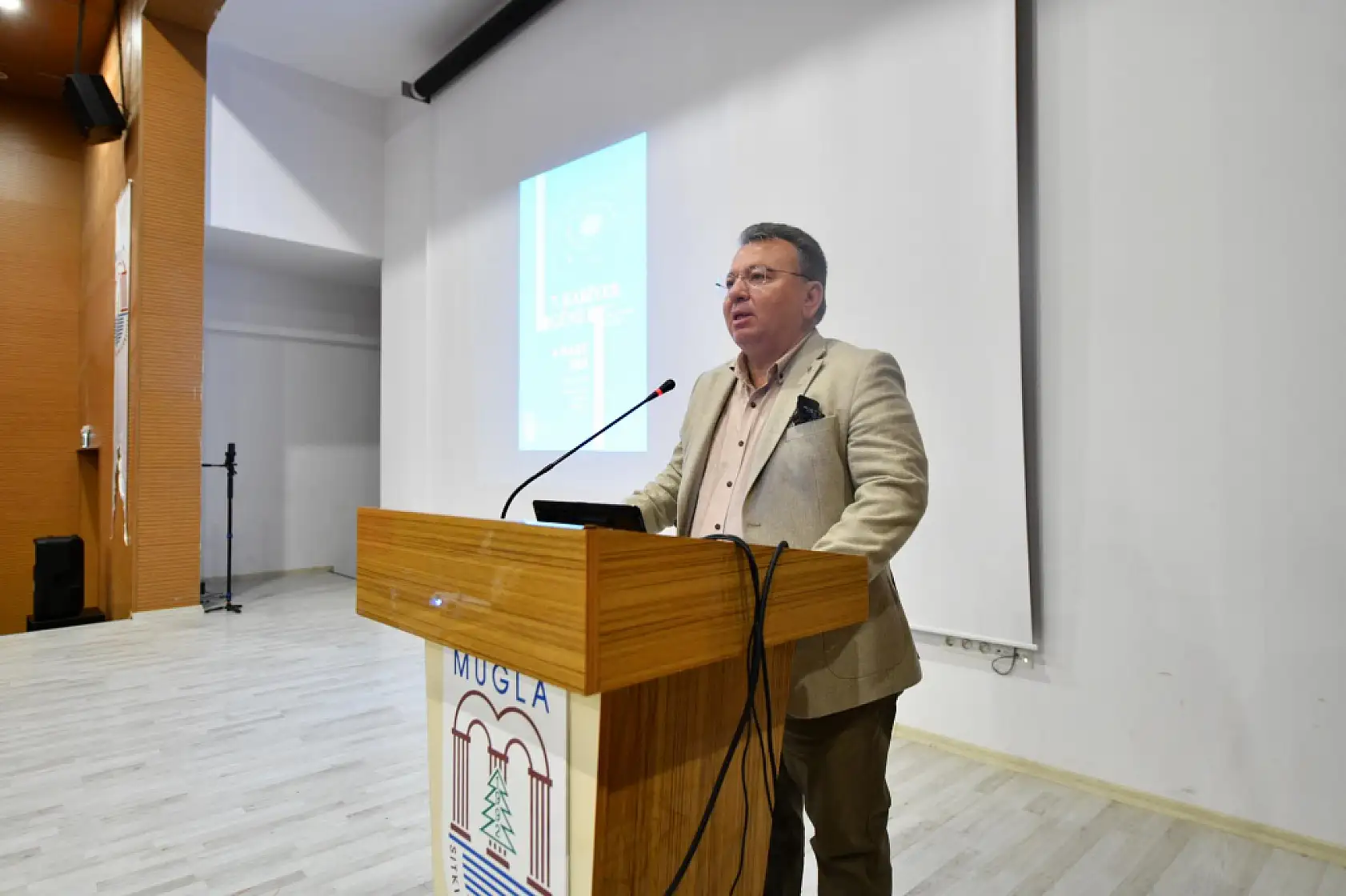 Fethiye İşletme Fakültesi Kariyer Günleri'nde Bülent Uysal'a teşekkür belgesi