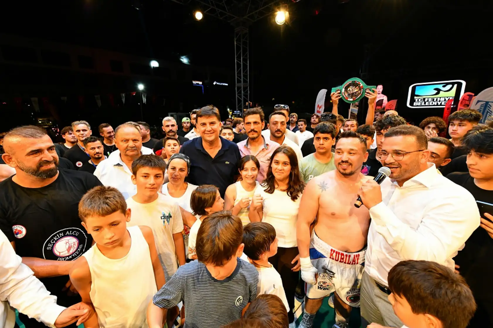 Fethiyeli şampiyon boksör rakibini nakavt etti