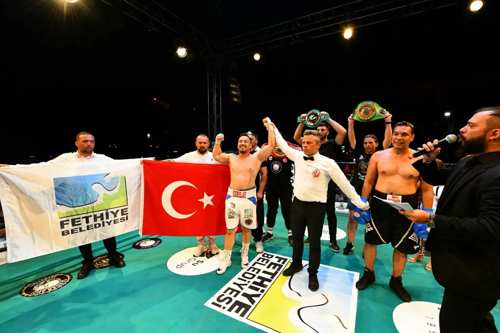 Fethiyeli şampiyon boksör rakibini nakavt etti