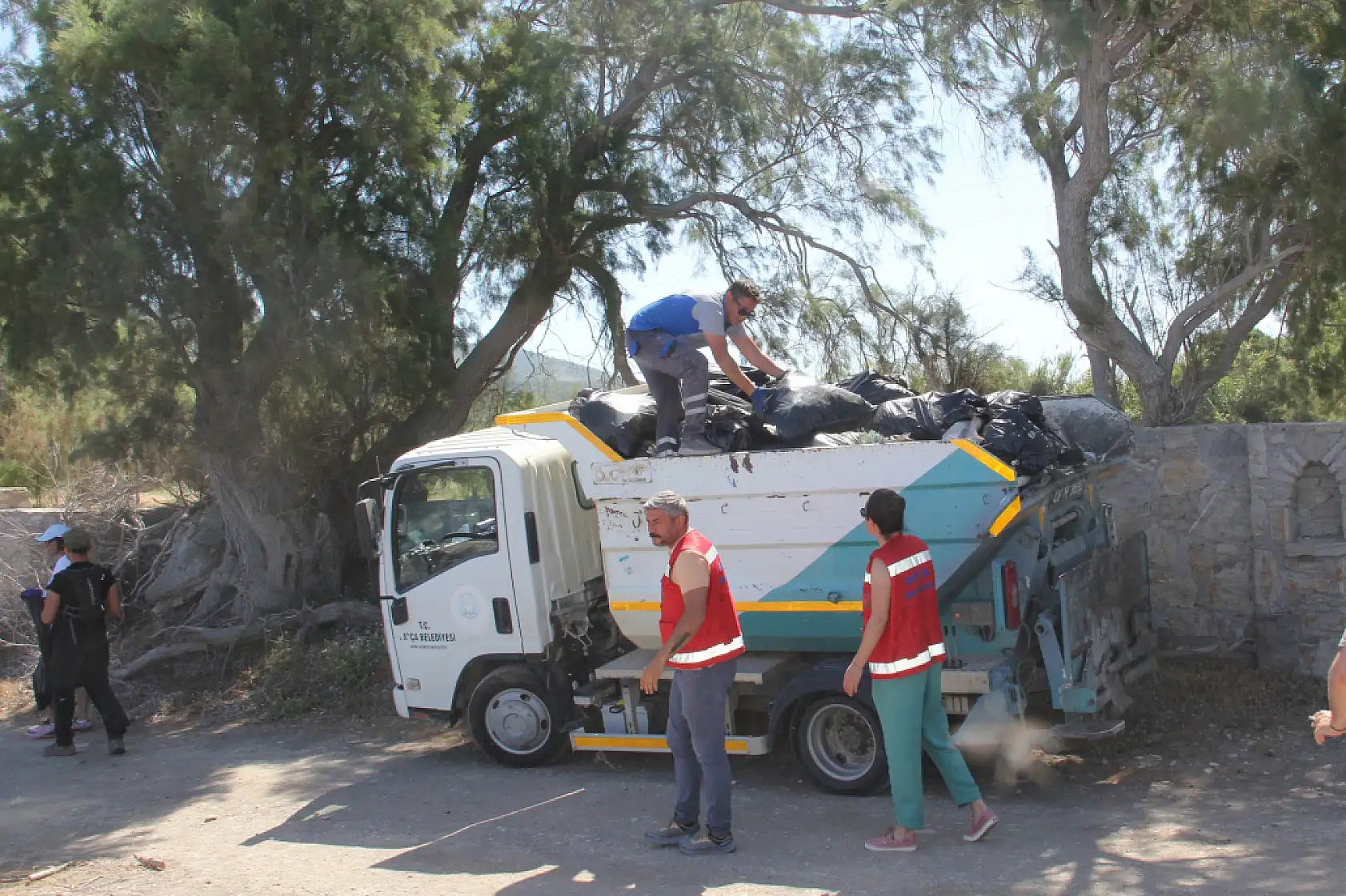 Datça'da tarihi Karia Yolu ve sahillerde çevre temizliği yapıldı