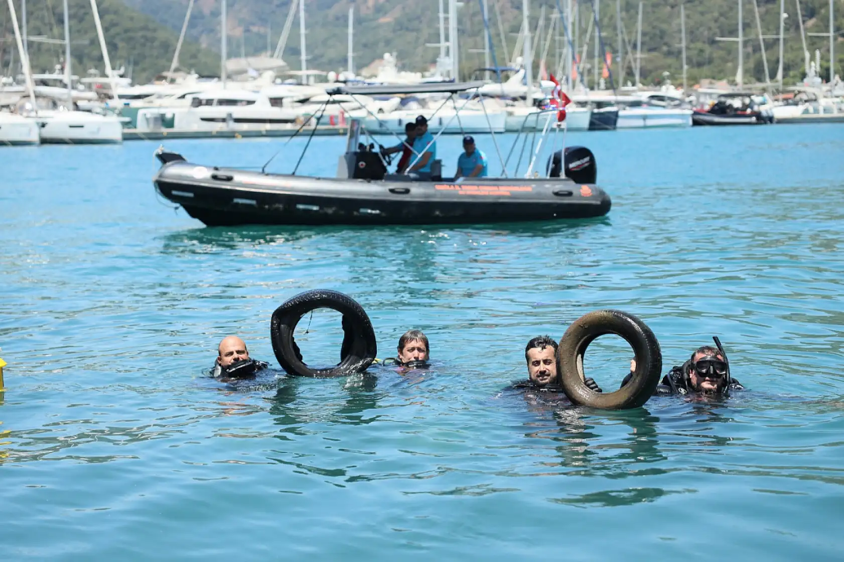 Fethiye'de deniz dibi temizliği yapıldı ve denize 20 bin balık yavrusu bırakıldı