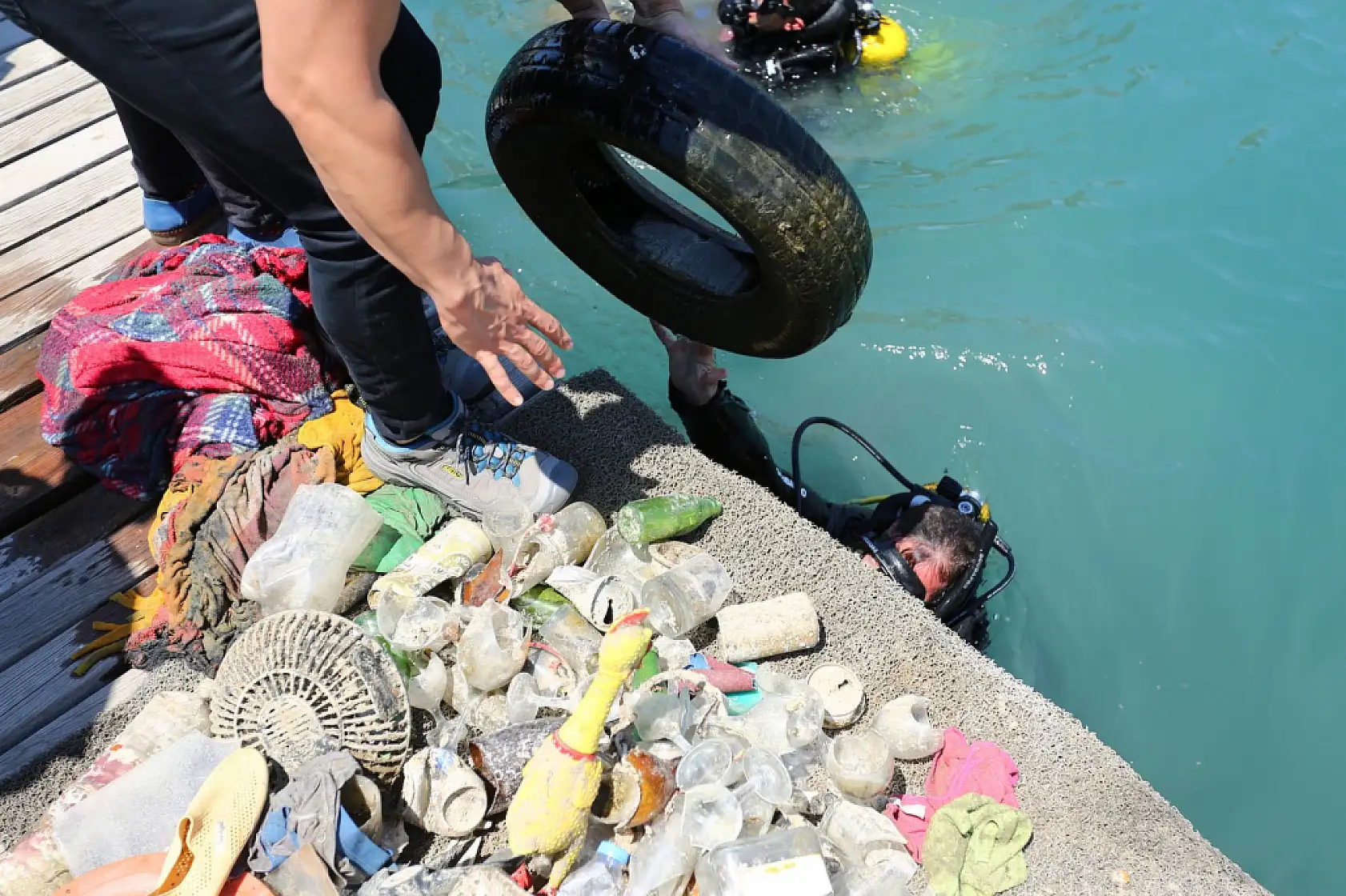 Fethiye'de deniz dibi temizliği yapıldı ve denize 20 bin balık yavrusu bırakıldı