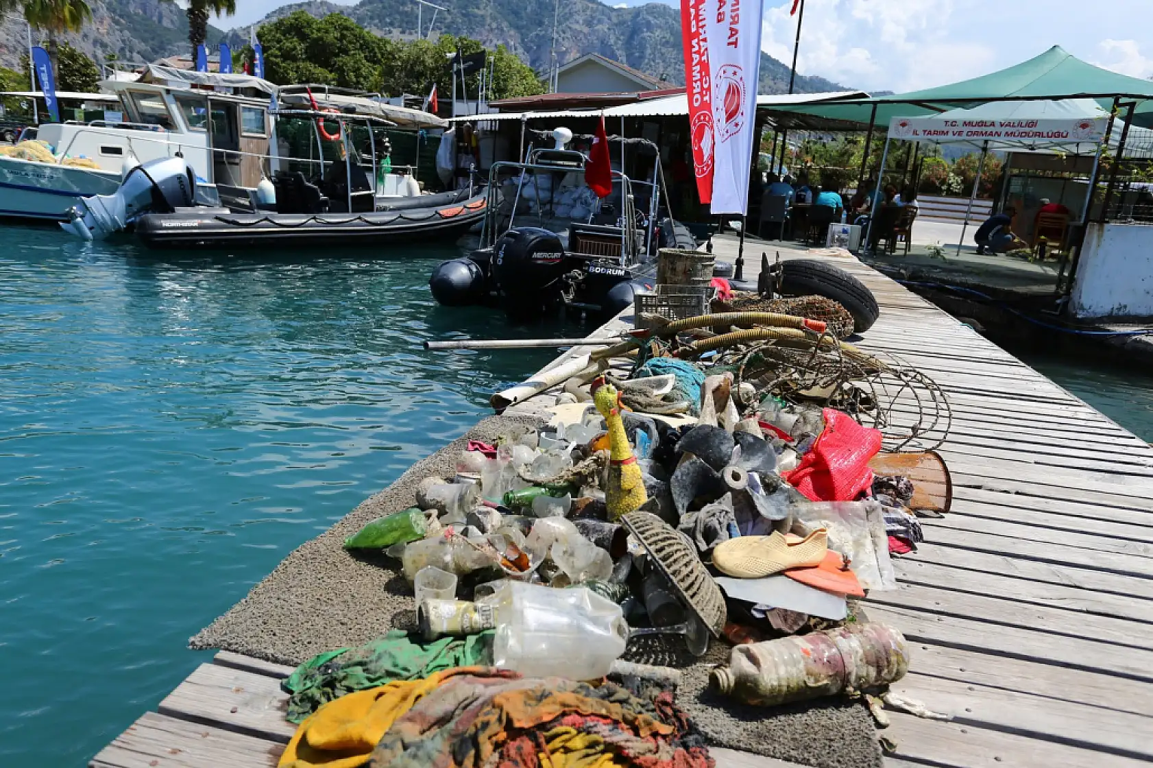 Fethiye'de deniz dibi temizliği yapıldı ve denize 20 bin balık yavrusu bırakıldı