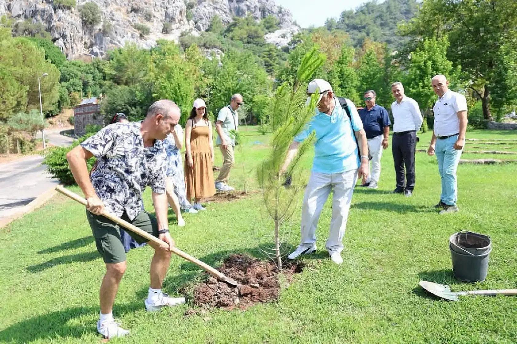 Datça'nın 'Doğa Dedesi'nin Marmaris'e bağışladığı fidanlar dikildi