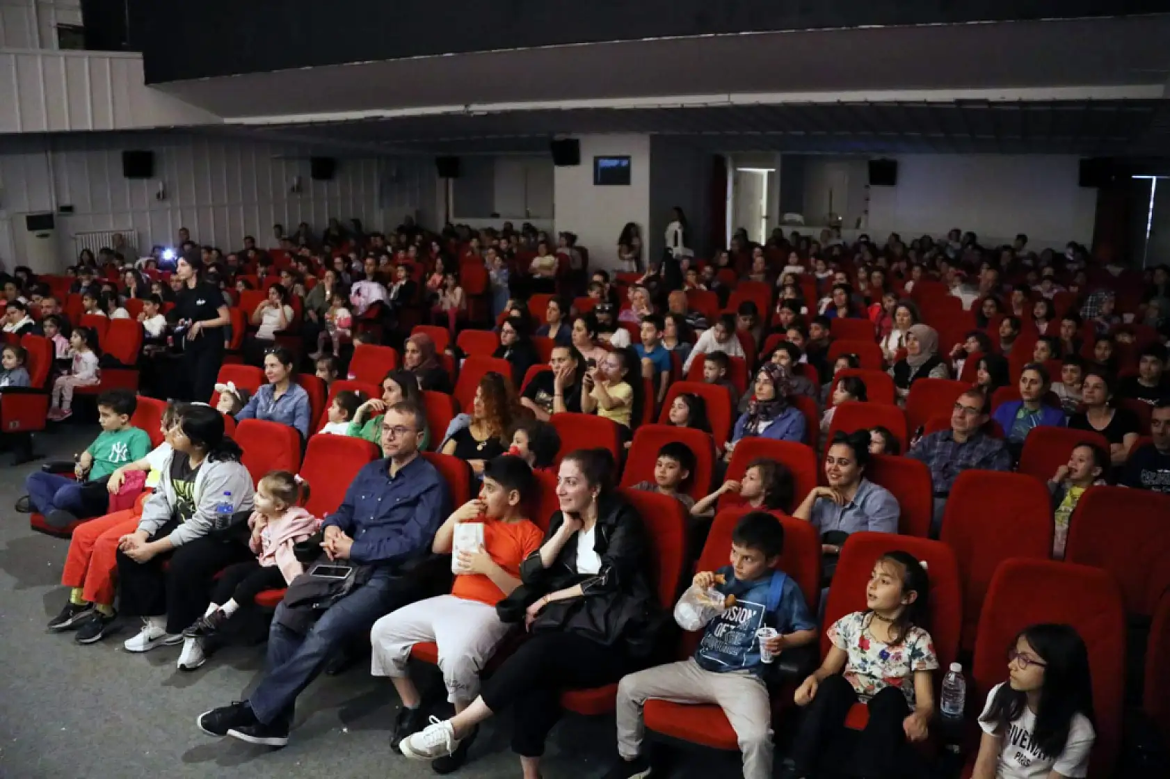 Menteşe Belediye tiyatrosu oyunlarını 30 bin kişi izledi