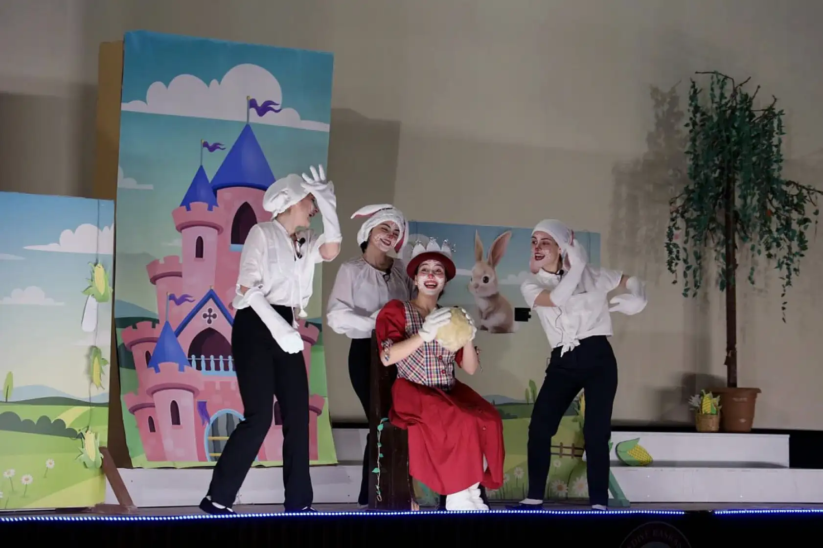 Menteşe Belediye tiyatrosu oyunlarını 30 bin kişi izledi